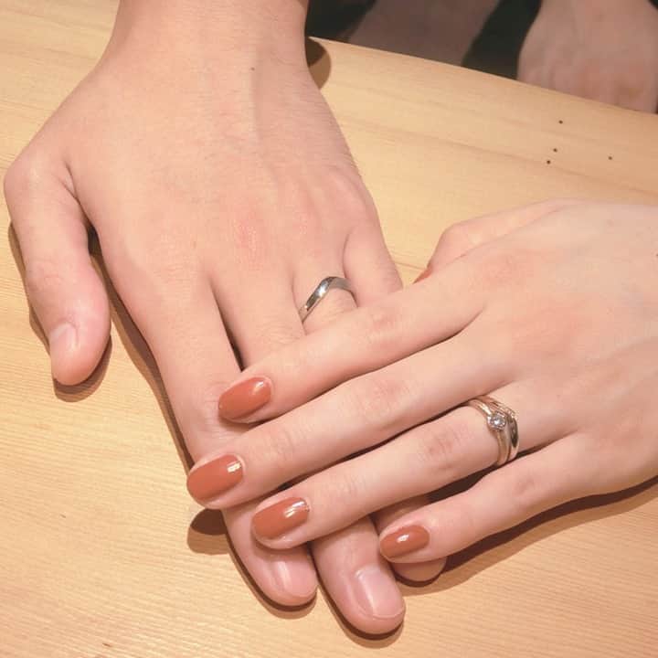 ith / イズ オーダメイド結婚指輪さんのインスタグラム写真 - (ith / イズ オーダメイド結婚指輪Instagram)「重ね着けも大切に選んだ 結婚指輪と婚約指輪。 . 他のデザインとも悩まれておりましたが、 重ねたときの見え方が 一番しっくりときた 組み合わせを選ばれました。 . 幅を変えたり、 加工を変えたり。 細かい部分のデザインも、 楽しんで考えてくださっていました。 . . ▽ 指輪について 結婚指輪(男性)：コンモート Pt900：99,000円〜 . 結婚指輪(女性)：コンモート Pt900/K18PG：115,000円〜 . 婚約指輪：アンティーコ K18PG：238,000円〜 . . 公式ハッシュタグ🤳✨ #イズマリッジ . . 【オンラインサポートOPEN】 お二人それぞれのご自宅にいながら 指輪のオーダーメイドができる、 ithのオンライン相談もご活用ください💻 ご試着最多6点まで、レンタル可能です💍 . . #マリッジリング #エンゲージリング #結婚指輪 #婚約指輪 #カスタマイズ #指輪 #ダイヤモンドリング #婚約 #プレ花嫁 #ナチュラルウェディング #結婚指輪探し #指輪選び #指輪探し #結婚指輪選び #ペアリング #プロポーズ #特別感　 #オーダーメイドリング #結婚指輪オーダー #ゴールドリング #パーソナライズ #結婚準備 #花嫁 #2020冬婚 #2021春婚 #2021夏婚」10月23日 21時20分 - ith_marriage