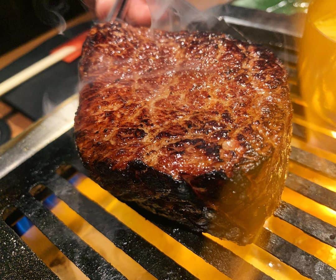 唯一無二の絶品グルメさんのインスタグラム写真 - (唯一無二の絶品グルメInstagram)「【TOKYO焼肉ごぉ はなれ】 @東京：湯島駅から徒歩2分  巨大な塊肉「レッドクリフ」を食べられるお店。  香ばしく炙ったお肉を切り分けて、ガーリックバターにたっぷり浸して食べる瞬間は至福の極み！  コースの場合、レッドクリフをご飯に載せてガーリックバターソースをかけ流す「ごぉ飯」も楽しめます！ （単品注文の場合、白米と玉子を注文すれば作ることは可能です）  ちなみにレッドクリフは予約商品になります！  ほんのわずかしか取れない希少な厚切り牛タンもオススメで、弾力がありながらプリプリとした食感が最高！  同じく厚切りにした上ハラミも名物メニューの1つで他店ではかなか拝めないくらいの厚さで旨味抜群です！ (上タン塩も上ハラミも予約で売り切れる事もある人気商品)  金額は下記の通り。  レッドクリフ：3480円 厚切り上タン塩：2580円 厚切り上ハラミ：2480円  ガッツリお肉を食べたい時にオススメです！ 	 📍東京都文京区湯島3-42-4  #PR #焼肉大好き #塊肉 #上タン  #ハラミ #肉スタグラム #上野グルメ」10月23日 21時20分 - muni_gurume_japan
