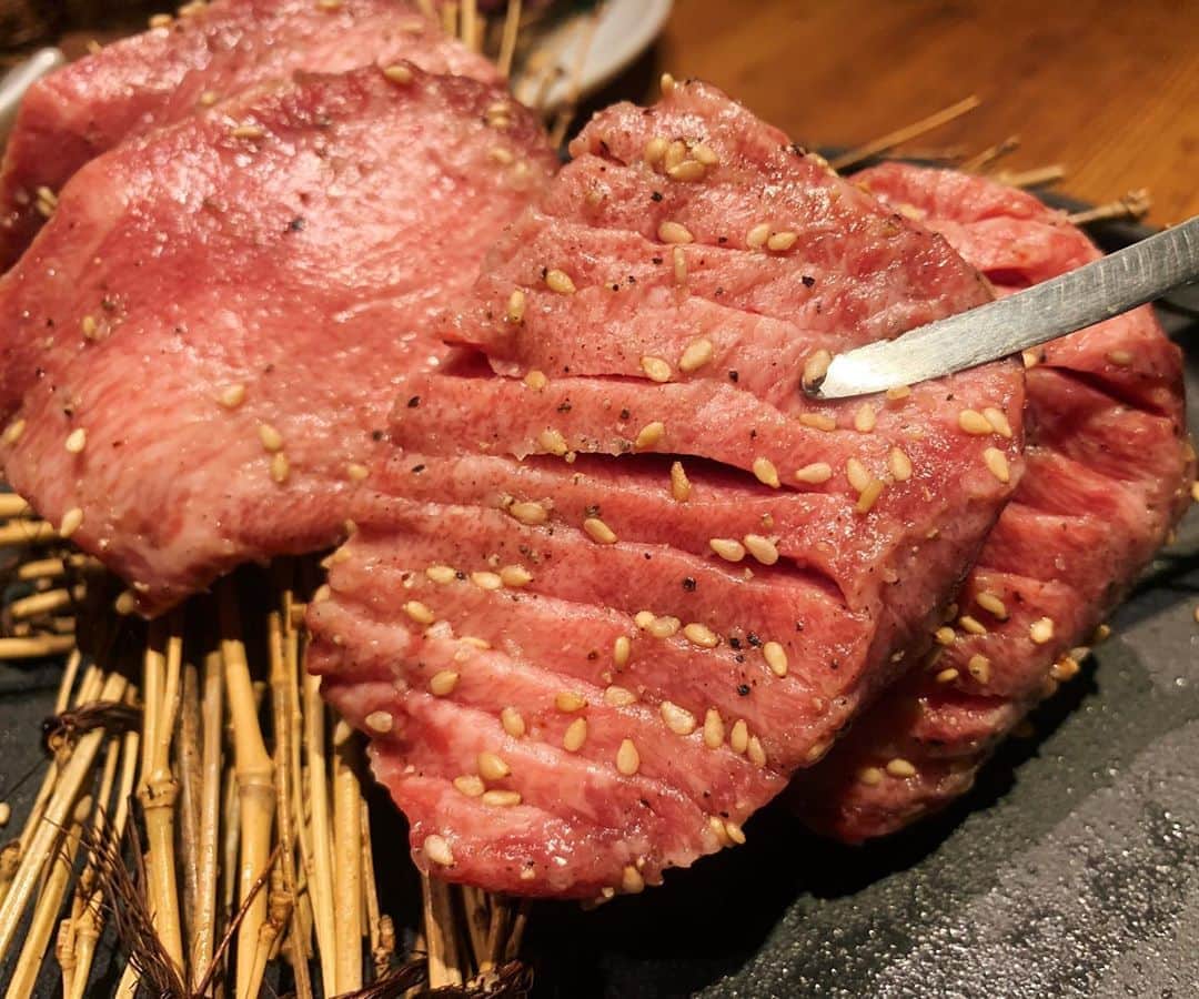唯一無二の絶品グルメさんのインスタグラム写真 - (唯一無二の絶品グルメInstagram)「【TOKYO焼肉ごぉ はなれ】 @東京：湯島駅から徒歩2分  巨大な塊肉「レッドクリフ」を食べられるお店。  香ばしく炙ったお肉を切り分けて、ガーリックバターにたっぷり浸して食べる瞬間は至福の極み！  コースの場合、レッドクリフをご飯に載せてガーリックバターソースをかけ流す「ごぉ飯」も楽しめます！ （単品注文の場合、白米と玉子を注文すれば作ることは可能です）  ちなみにレッドクリフは予約商品になります！  ほんのわずかしか取れない希少な厚切り牛タンもオススメで、弾力がありながらプリプリとした食感が最高！  同じく厚切りにした上ハラミも名物メニューの1つで他店ではかなか拝めないくらいの厚さで旨味抜群です！ (上タン塩も上ハラミも予約で売り切れる事もある人気商品)  金額は下記の通り。  レッドクリフ：3480円 厚切り上タン塩：2580円 厚切り上ハラミ：2480円  ガッツリお肉を食べたい時にオススメです！ 	 📍東京都文京区湯島3-42-4  #PR #焼肉大好き #塊肉 #上タン  #ハラミ #肉スタグラム #上野グルメ」10月23日 21時20分 - muni_gurume_japan