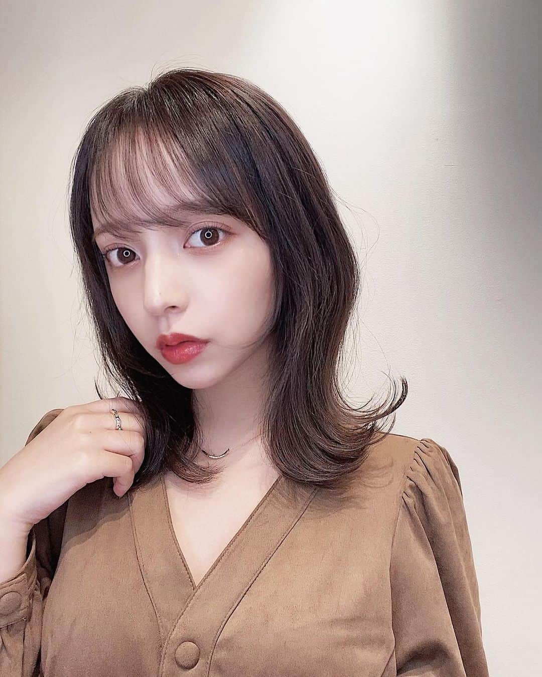 片山良平のインスタグラム：「いつもありがとー✂️✂️✂️  #Repost @hirao_yumika ・・・ 絶妙なカラー🍇とってもかわいい🤎  顔まわりのカットと、今までは前髪も重めがすきだったけど、初めてのシースルーにしてみました。 トリートメントでサラサラ♡  いつもありがとうございます🙇🏻‍♀️🌟  (@ryohei_katayama)  #LONESS #hair #haircolor #hairstyle #newhair」