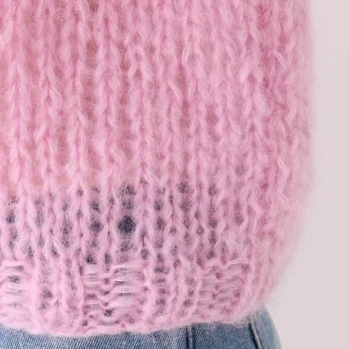 アクアガールのインスタグラム：「Color knit 🍑  毛足が長く、かつ柔らかな糸を手編みでざっくりと編んだニットです。 淡いニュアンスカラーもマイアミの魅力の一つ。  【maiami(マイアミ）】 ドイツ・ベルリン発のニットウェアブランド。 全ての商品がニット職人によるハンドメイドです。 ハンドメイドならではぬくもりと優しい風合いが魅力です。  #maiami #maiamiknitwear #colorknit #aquagirl #pink #blue」