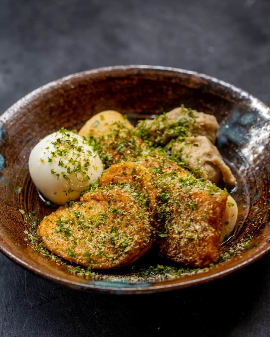 のインスタグラム：「スーパーの種をサッと煮ただけだけど、この秋の初おでん。ダシ粉と青海苔をかけて静岡風、ってやっぱり「風」は「風」だな。こんどはちゃんと地元から種を取り寄せて、牛のアキレス腱とスジも入れて、「しぞーかおでん」をつくりたいなー。」