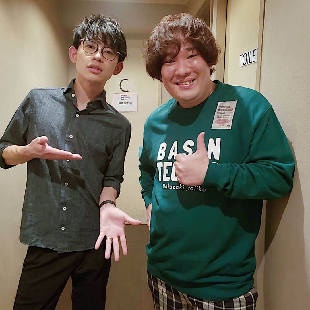 川崎鷹也のインスタグラム：「公式TikTokライブ、ありがとうございました☺️岡崎体育さんも聴いて頂いてご挨拶の時に🙌ご覧頂いた皆さま、ありがとうございます！  #tiktok #生配信 #ライブ #岡崎体育 #川崎鷹也 #魔法の絨毯 #君の為のキミノウタ #instagram #instagood #instalike #instafashion #instaart #instacool #instalove」