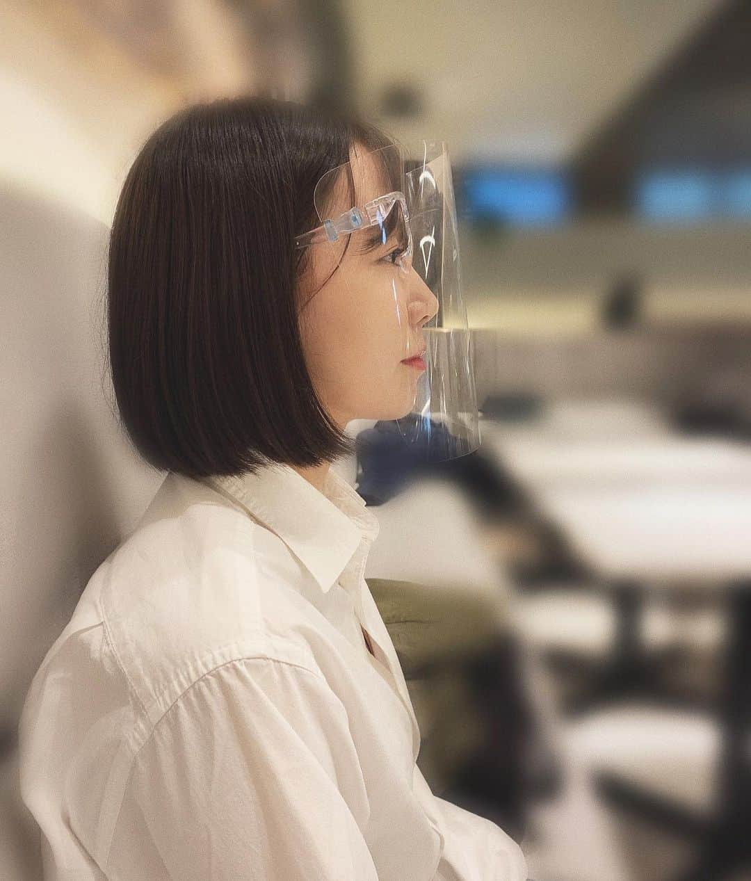 君島光輝さんのインスタグラム写真 - (君島光輝Instagram)「. . 撮影オフショット📸 . . フェイスシールドって 向こうからこちらの顔は 見えてないんじゃないか って、そんな気がして つい間抜けな顔になってしまう。  いかんいかん。🤢🤢 . . この時間って、いつも、 みなさん何して過ごしてますか？^ ^ . . #オフショット #offshot」10月23日 21時28分 - mitsuki_kimijima