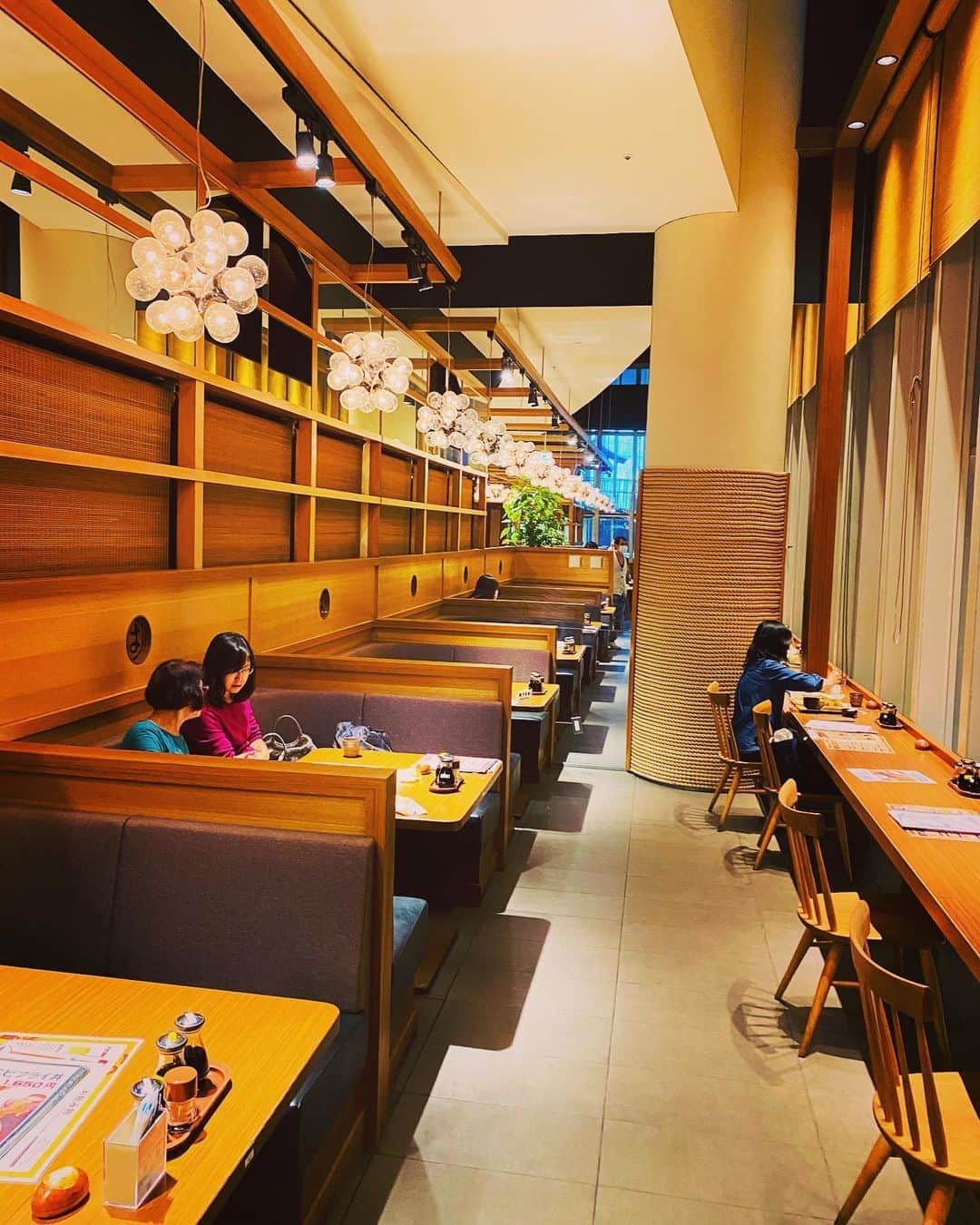 美川憲二さんのインスタグラム写真 - (美川憲二Instagram)「名古屋、到着よー🚅💨💨😊😃✌️✌️  着いて早々、大阪から来てくれた  お友達の　ごんちゃんと、ゆうた君と　三越にあります　ヒデコ⤴️いきつけ　「まるは食堂」さんで😋🍴  ディナーよ〜😊🍴😊🍴😊🍴✨✨✨✨✨✨✨✨✨✨  巨大海老フライ🍤🍤定食に　ごんちゃんも　ゆうたも、美味しいって　感激してくれたわよ〜😃😃😁👍👍👍  お店の雰囲気も　オシャンティーで 最高なの〜🥰😍💕💕💕💕 #まるは食堂  #名古屋ディナー #巨大海老フライ #美川憲一 #美川憲二 #ヒデコフランセスカ #オネェ系 #ものまね」10月23日 21時28分 - mikawakenji