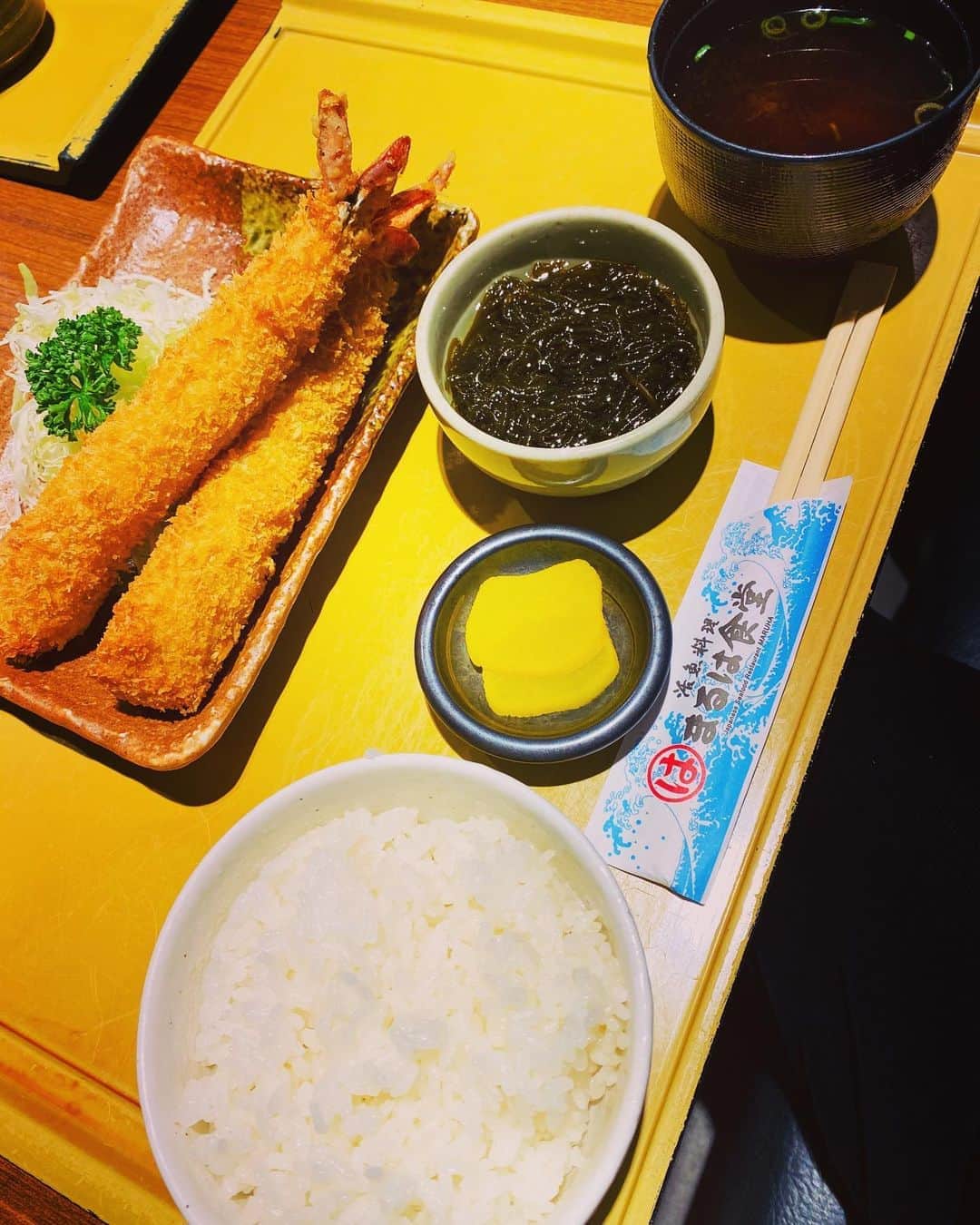 美川憲二さんのインスタグラム写真 - (美川憲二Instagram)「名古屋、到着よー🚅💨💨😊😃✌️✌️  着いて早々、大阪から来てくれた  お友達の　ごんちゃんと、ゆうた君と　三越にあります　ヒデコ⤴️いきつけ　「まるは食堂」さんで😋🍴  ディナーよ〜😊🍴😊🍴😊🍴✨✨✨✨✨✨✨✨✨✨  巨大海老フライ🍤🍤定食に　ごんちゃんも　ゆうたも、美味しいって　感激してくれたわよ〜😃😃😁👍👍👍  お店の雰囲気も　オシャンティーで 最高なの〜🥰😍💕💕💕💕 #まるは食堂  #名古屋ディナー #巨大海老フライ #美川憲一 #美川憲二 #ヒデコフランセスカ #オネェ系 #ものまね」10月23日 21時28分 - mikawakenji