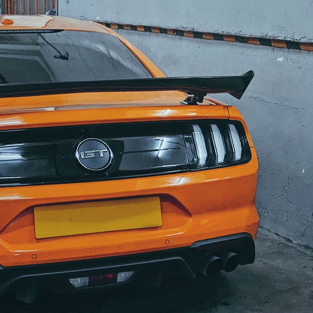 チャウ・パッホウのインスタグラム：「哮  #orangemustang  #mustanggt」