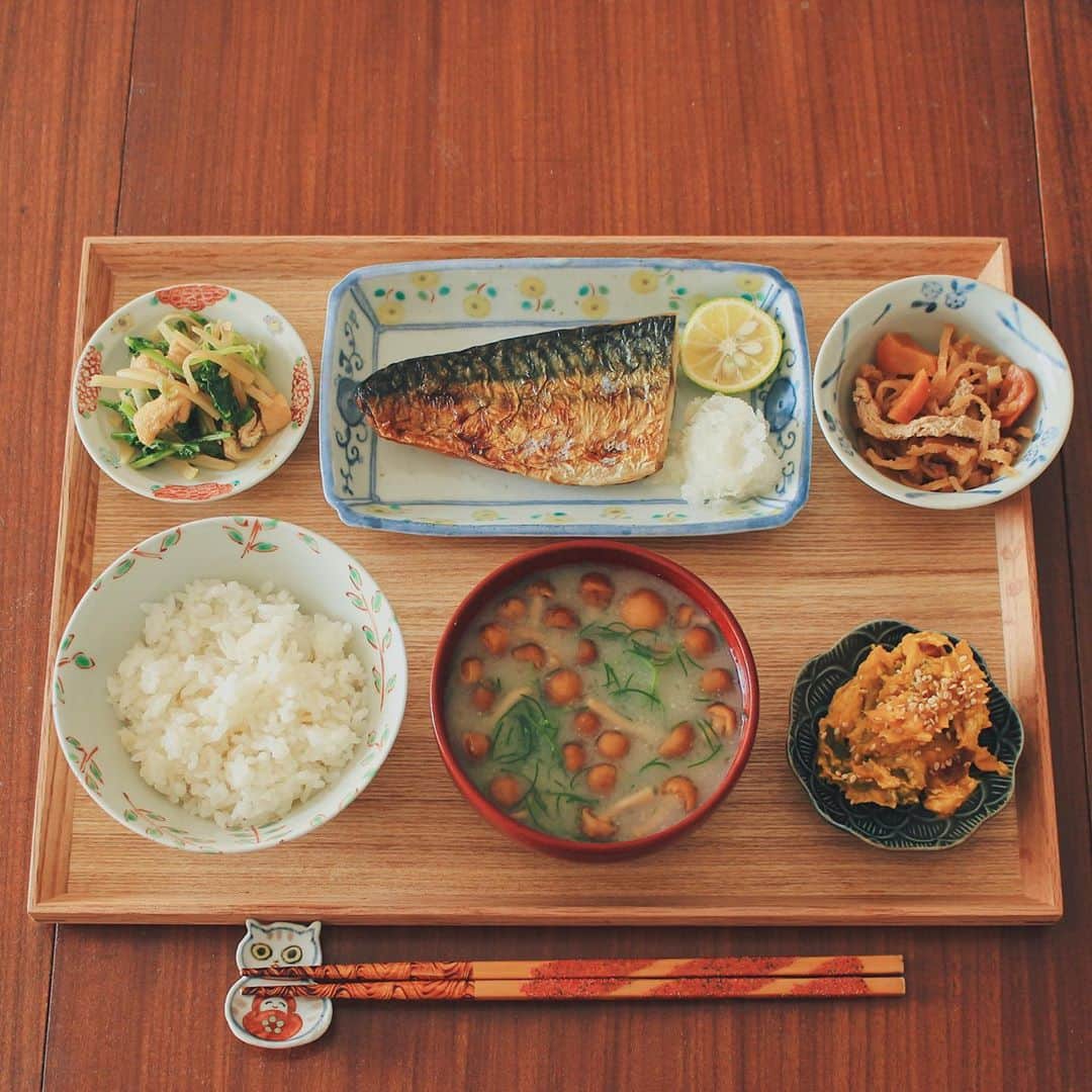 Kaori from Japanese Kitchenさんのインスタグラム写真 - (Kaori from Japanese KitchenInstagram)「さばの塩焼き定食。明日、料理ライブで炒飯作ります。 ・ こんばんは。 この前の朝昼ごはん。 さばの塩焼き定食でした。 服の断捨離と外食が多くて なかなかインスタ更新ができず… 手持ちの洋服・靴・鞄を全て Excelで管理して不要なものは メルカリや妹にあげて処分。 クローゼットがスッキリしました。 …うつわの断捨離？ 全部お気に入りだから厳しいかな🤗 万年器病の患者でございます。。笑 ・ 明日、久々に料理ライブします！ 届いたばかりの鉄フライパンで炒飯作ります。 あと適当に思いついた副菜を作ろうかと。 薬膳の話も少し交えつつ ゆるっとライブですが お時間合えばぜひ遊びに来てください。 10/24の土曜、20時スタートです。 今日もお疲れ様でした☺︎ ・ ・ 【おしながき】 白米 なめことおかひじきのお味噌汁 さばの塩焼き　すだち大根おろし添え かぼちゃとレーズンのサラダ ヤーコンと油揚げのおひたし 切り干し大根の煮付け ＊薬膳走り書きは今日お休みします＊ ・ ・ ・ ・ 2020.10.23 Fri Hi from Tokyo! Here’s Japanese breakfast:Baked rice, miso soup, grilled mackerel, pumpkin and raisin salad, simmered potato, and simmered dried radish. ・ ・ ・ ・ ・ #Japanesefood #breakfast #朝ごはん #おうちごはん #早餐 #薬膳 #うつわ #自炊 #家庭料理 #健康食堂 #一汁三菜 #松浦コータロー #阿部春弥 #佐藤もも子」10月23日 21時29分 - coco_kontasu