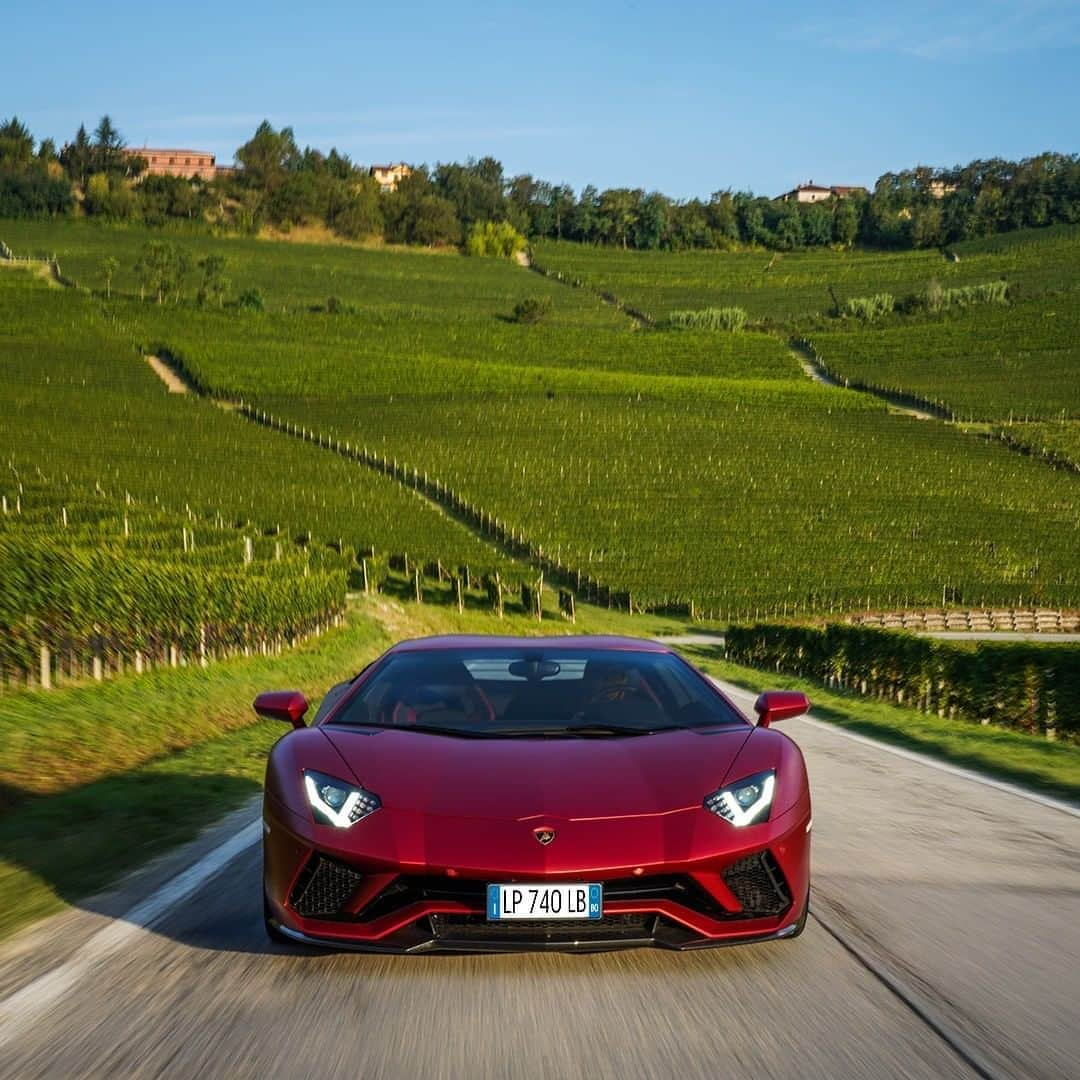 ランボルギーニさんのインスタグラム写真 - (ランボルギーニInstagram)「Magnificence, in any direction the eye can go. Lamborghini lover, can you guess the color on this spectacular Aventador S? Is it Rosso Pyra or Rosso Leto?  #Lamborghini #AventadorS #GuessTheColor」10月23日 21時30分 - lamborghini