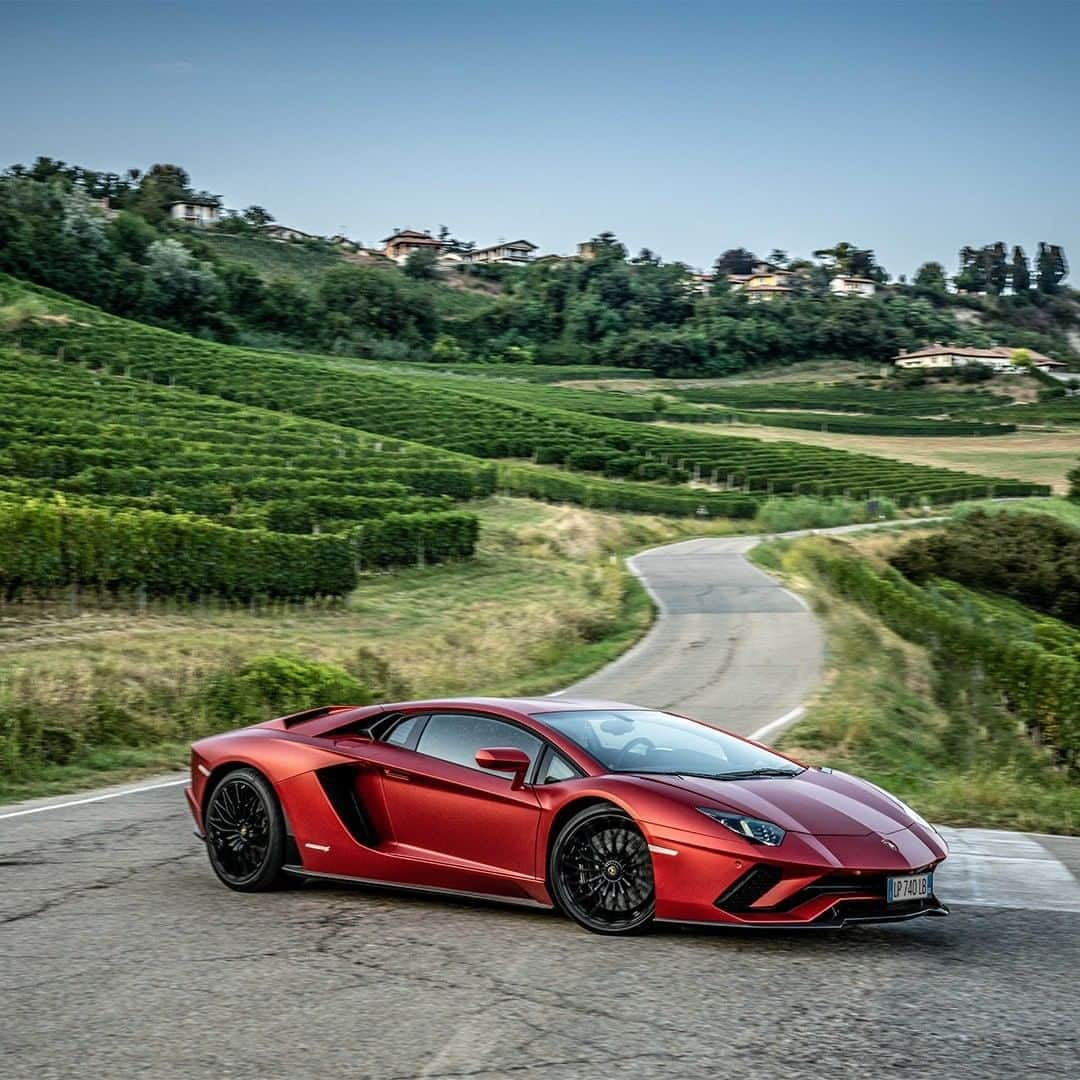 ランボルギーニさんのインスタグラム写真 - (ランボルギーニInstagram)「Magnificence, in any direction the eye can go. Lamborghini lover, can you guess the color on this spectacular Aventador S? Is it Rosso Pyra or Rosso Leto?  #Lamborghini #AventadorS #GuessTheColor」10月23日 21時30分 - lamborghini