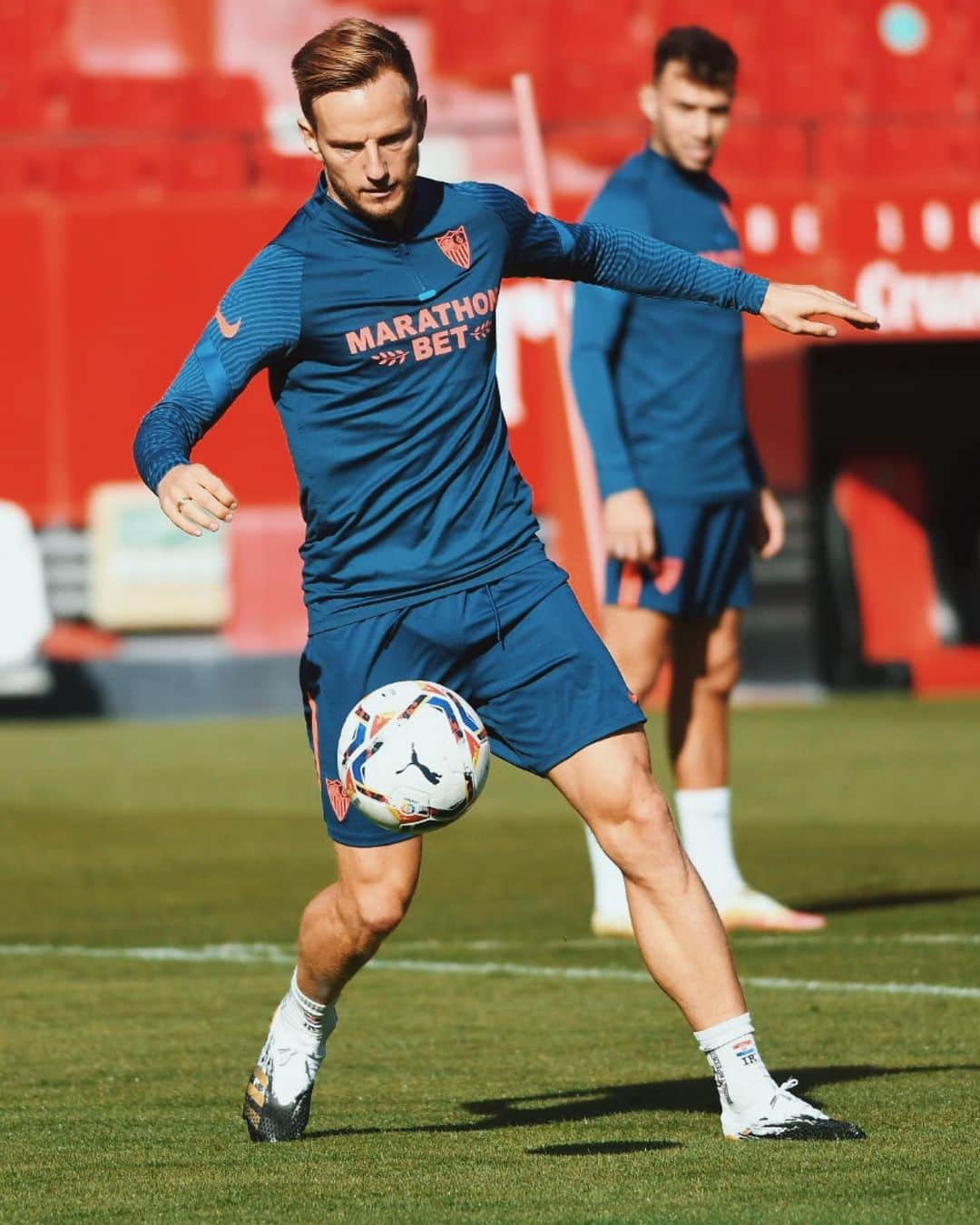 イヴァン・ラキティッチさんのインスタグラム写真 - (イヴァン・ラキティッチInstagram)「The calm before the storm! Listos para mañana! Vamos mi Sevilla! 🌪🔥 #IvanRakitic #LaLiga @sevillafc」10月23日 21時31分 - ivanrakitic