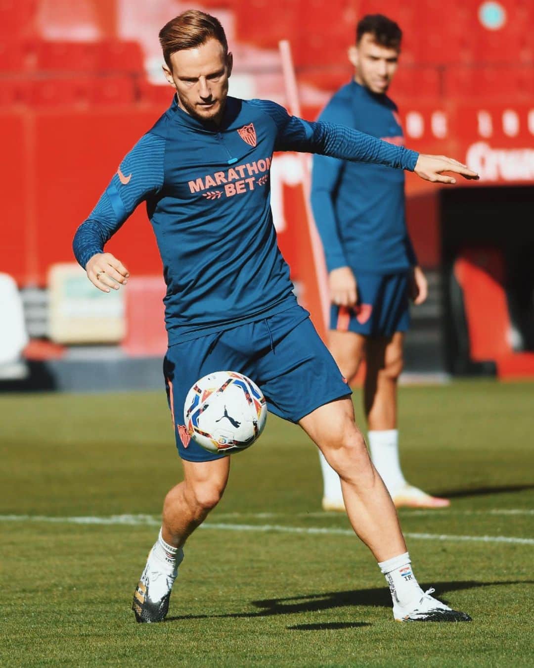 イヴァン・ラキティッチのインスタグラム：「The calm before the storm! Listos para mañana! Vamos mi Sevilla! 🌪🔥 #IvanRakitic #LaLiga @sevillafc」