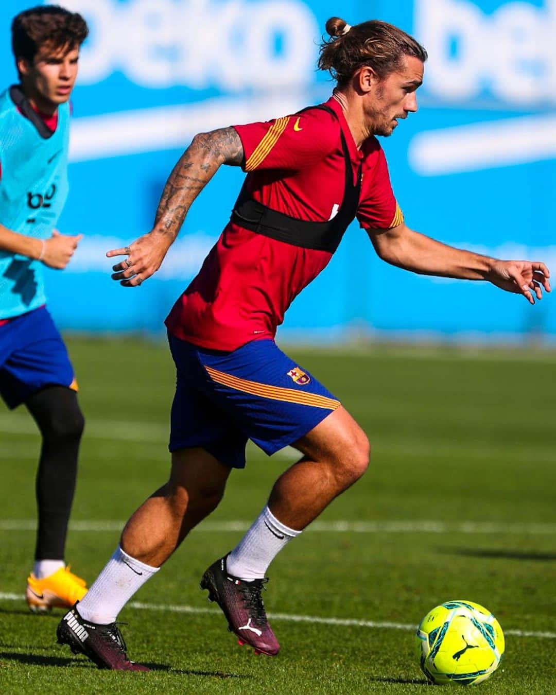 FCバルセロナさんのインスタグラム写真 - (FCバルセロナInstagram)「Preparations for #ElClásico 💪 ¡Vamos equipo! Som-hi!!! 🔵🔴 👍 @gatorade」10月23日 21時34分 - fcbarcelona