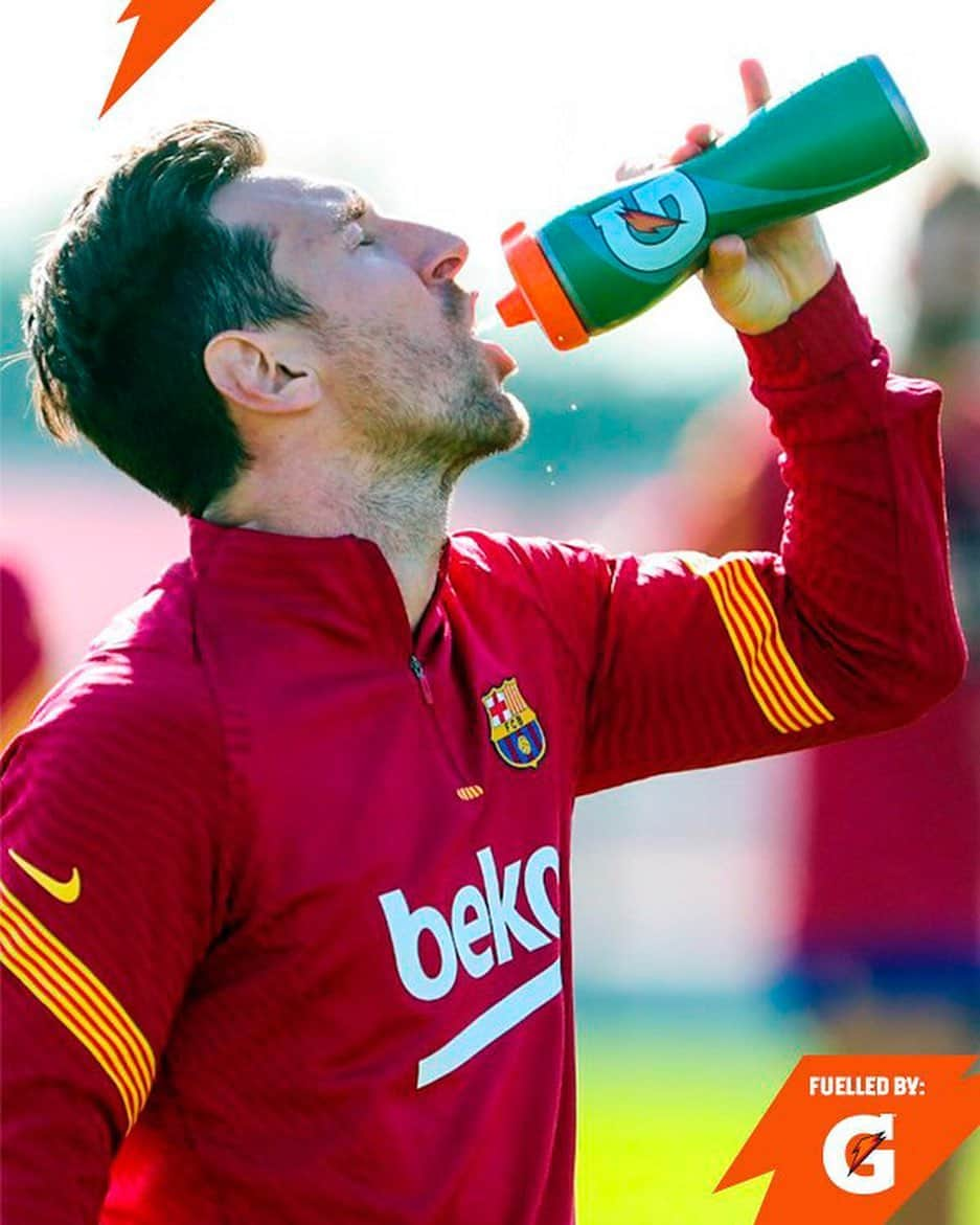 FCバルセロナさんのインスタグラム写真 - (FCバルセロナInstagram)「Preparations for #ElClásico 💪 ¡Vamos equipo! Som-hi!!! 🔵🔴 👍 @gatorade」10月23日 21時34分 - fcbarcelona