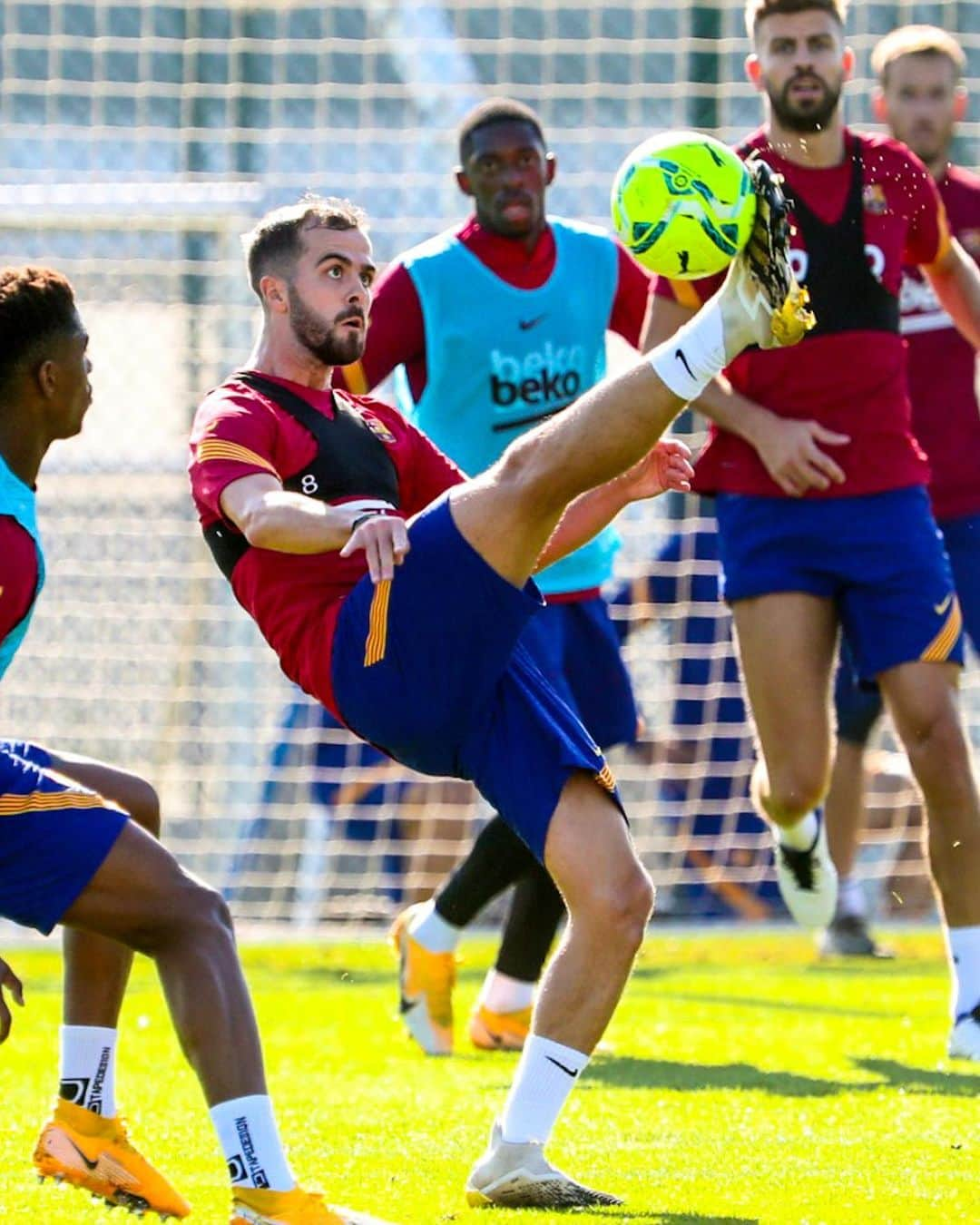 FCバルセロナさんのインスタグラム写真 - (FCバルセロナInstagram)「Preparations for #ElClásico 💪 ¡Vamos equipo! Som-hi!!! 🔵🔴 👍 @gatorade」10月23日 21時34分 - fcbarcelona