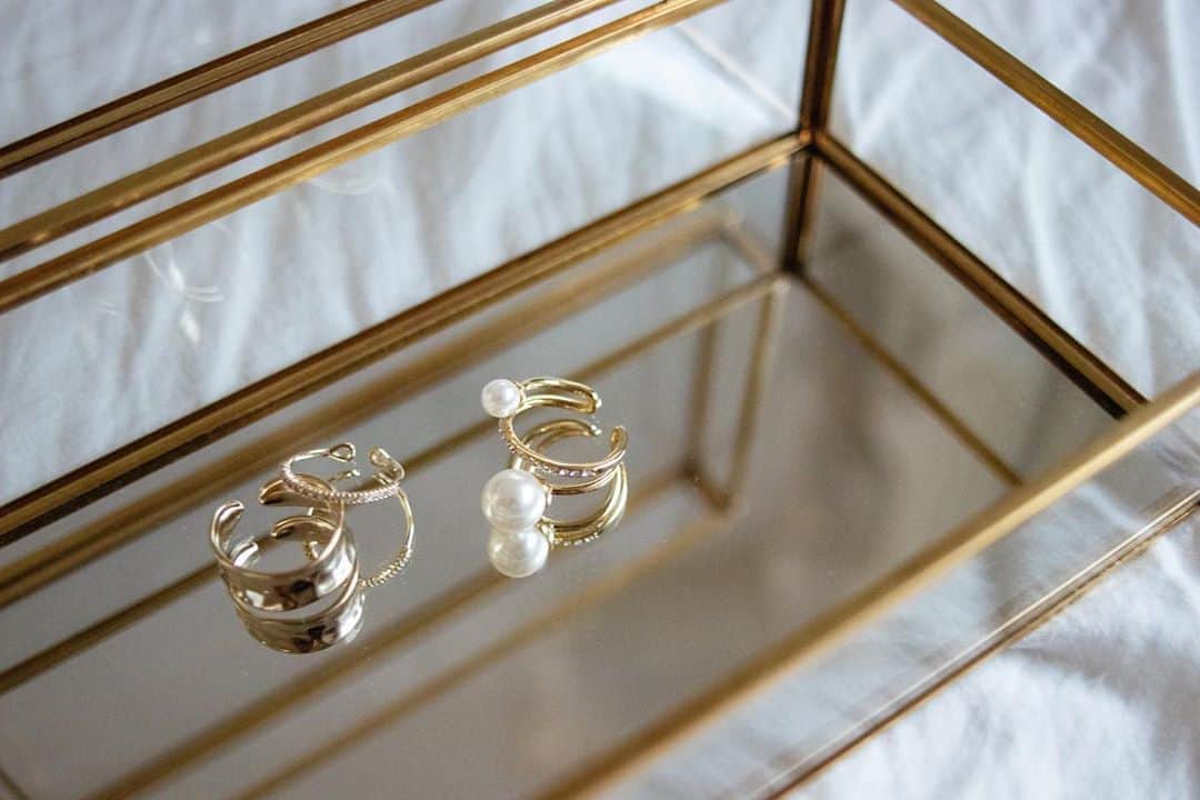 のインスタグラム：「ㅤ ココ最近毎日着けてるリング💍  ㅤ ㅤ ㅤ ストーリーからぶっ飛べます𓅯 ㅤ ㅤ ㅤ ゴールドの2本セットのは #lesbliss × @aya.masayan のん✨ ㅤ ㅤ ㅤ ㅤ ㅤ #レスブリス #リング #ゴールドリング #パール #パールリング #パールアクセサリー #ゴールドアクセサリー #アクセサリー #accessory #gold #置き画 #置き画くら部 #置き画くら部 #locari」