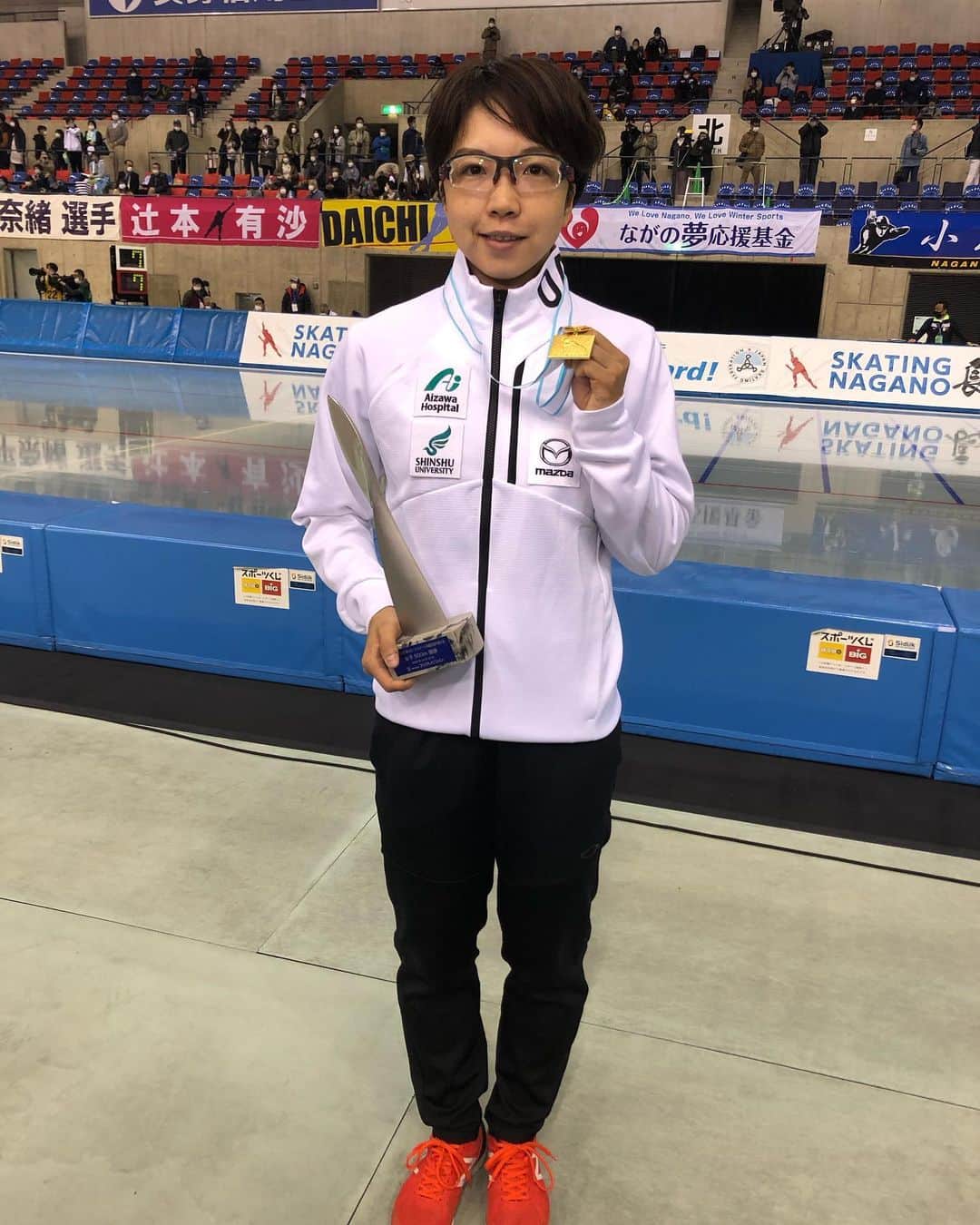 フジテレビスケートのインスタグラム：「* 今日開幕した #全日本スピードスケート距離別 選手権大会⛸✨  初日の結果です🙌✨  女子500m🥇 #小平奈緒 選手 🗣貫禄の６連覇🤩小平選手のレーシングスーツには隠れニコちゃんが✨明日のレースで探してみてください😉  男子500m🥇 #村上右磨 選手 🗣４年ぶりの優勝‼️おめでとうございます🏆  女子3000m🥇 #押切美沙紀 選手 🗣２季ぶりの復活で、3000m初優勝‼️おめでとうございます🎊  男子5000m🥇 #一戸誠太郎 選手 🗣最後まで白熱した戦いの末、２年ぶりの優勝🙌おめでとうございます🎉  明日もテレビの前で、会場で、一緒に応援しましょう👏🏻🏅🎌  合言葉は  #距離を獲る 💪  #スピードスケート #speedskating #スケート #skate #スケーター #skater #距離別 #選手権 #長野 #北京五輪」