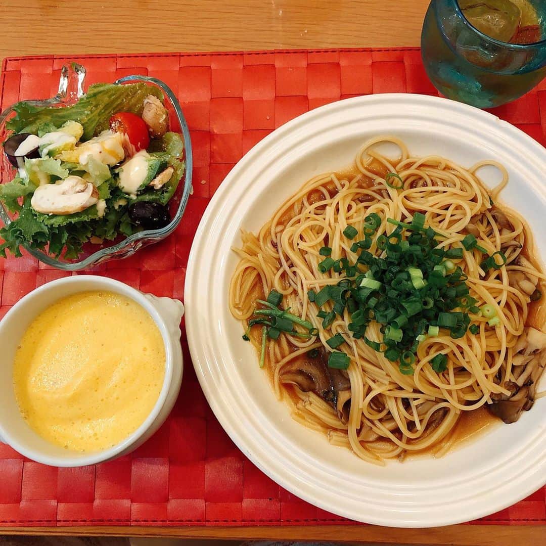 星那美月さんのインスタグラム写真 - (星那美月Instagram)「クレソンときのこのスープスパとバターナッツ南瓜のスープとサラダ🥗🍝🎃  #おうちごはん #dinner」10月23日 21時44分 - mitsukihoshina