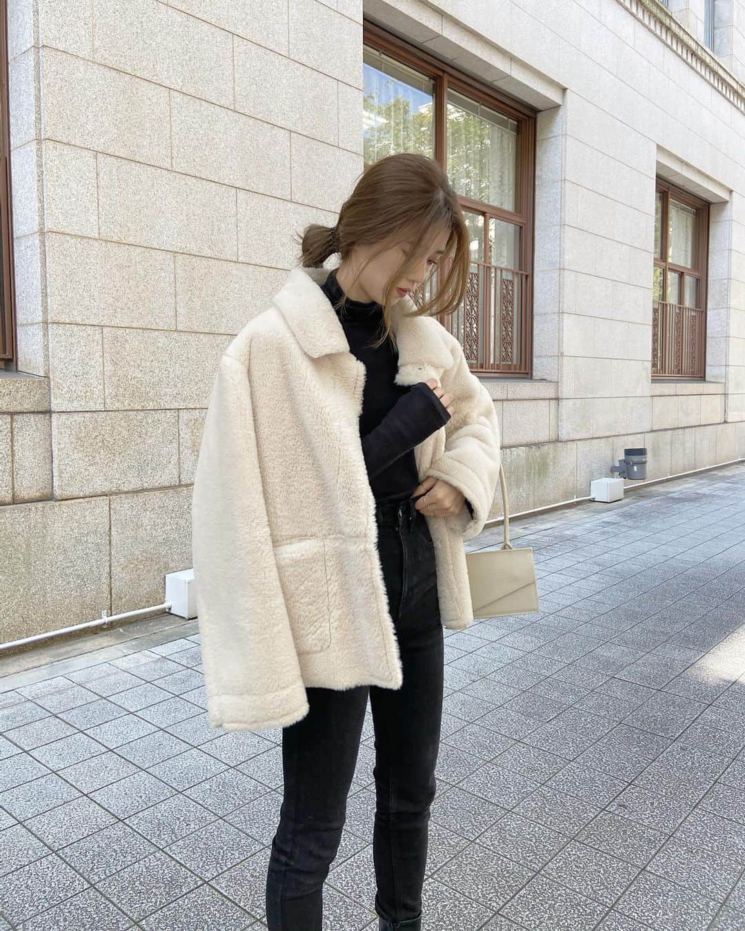 i am aiのインスタグラム：「ほわほわwhite teddy🤍 今年はシンプルに ブラックでまとめたい気分。 ㅤㅤㅤㅤㅤㅤㅤㅤㅤㅤㅤㅤㅤ ㅤㅤㅤㅤㅤㅤㅤㅤㅤㅤㅤㅤㅤ ご予約は日曜日まで承っております🌙」