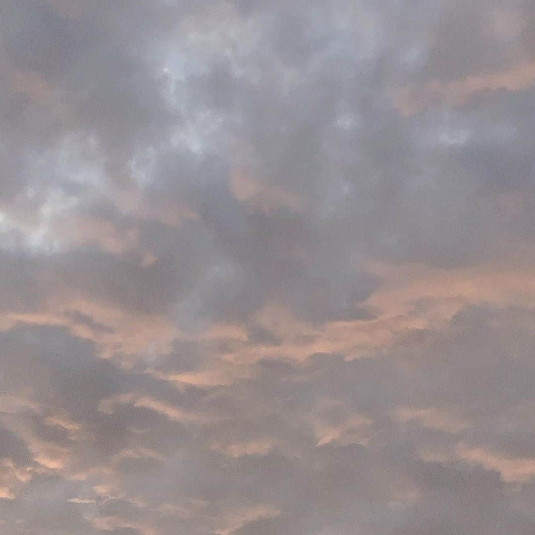 中野みやびさんのインスタグラム写真 - (中野みやびInstagram)「夕焼け  #空 #月 #夕方 #sky #雲 #青 #blue #white #pink #白 #綺麗 #moon #好きな物 #like #wawawa #みやび」10月23日 21時43分 - n_miyabi0123