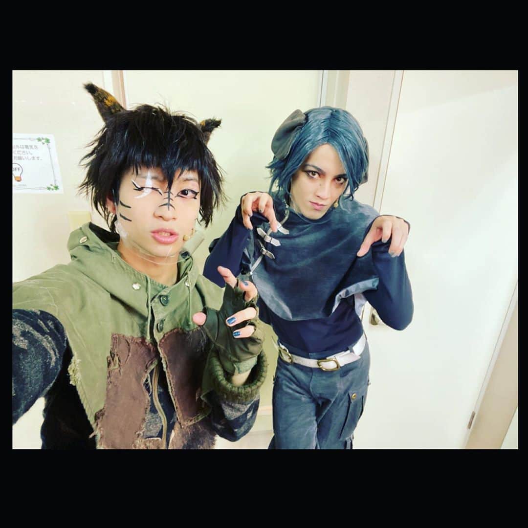 尾関陸のインスタグラム：「舞台銀牙二日目終了です。 日々楽しく本番やらさせてもらってます。 今舞台できる事に感謝です。 黒虎役の松井遥己と🐶 #舞台銀牙　#ハイエナ」