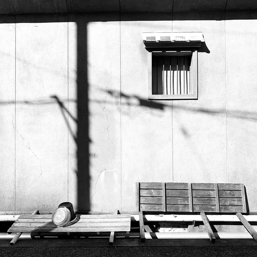 naotakeのインスタグラム：「窓 - A window / iPhone XR & Snapseed, 20201024 . . 遅番と翌日早番のコンボはなかなか手強い。 . . #spicollective #royalsnappingartists #infamous_family #rsa_main #infinity_photo_cult #2_fineart #jp_gallery_member #jp_gallery_bnw #trb_bnw #wp_bnw  #bnw_life #bnwlife_member #bnw_life_shots #bnw_captures #world_bnw #top_bnw #team_jp_ #team_jp_モノクロ #ig_energy_bw #ig_nihon #streetphotographybnw #igersjp #blackandwhite #bnw #bnwphoto #monochrome #bw #bnwphotography #ShotOniPhone #shotoniphoneXR」
