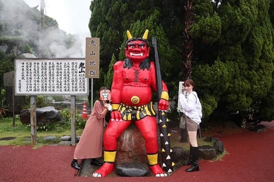 駒田京伽さんのインスタグラム写真 - (駒田京伽Instagram)「☁️👹☁️  少しお出かけ🚗 1日目は皆んなでピンクコーデ👚 (白い服きてるのは私のニットの毛が抜けすぎて着替えました)  旅館にチェックインしてから 地獄巡りというものをして 旅館の中にあるプールが 貸し切り状態だったので小学生ぶりに泳ぎました🏊‍♀️  お部屋についてる露天風呂は 何回も入ってのぼせました♨️  夜ご飯は地獄蒸しというものが美味しかったです🍖  沢山笑った🐥  #別府#別府温泉#神和苑  #地獄めぐり #露天風呂付き客室  #ピンクコーデ」10月23日 21時46分 - hiroka_komada