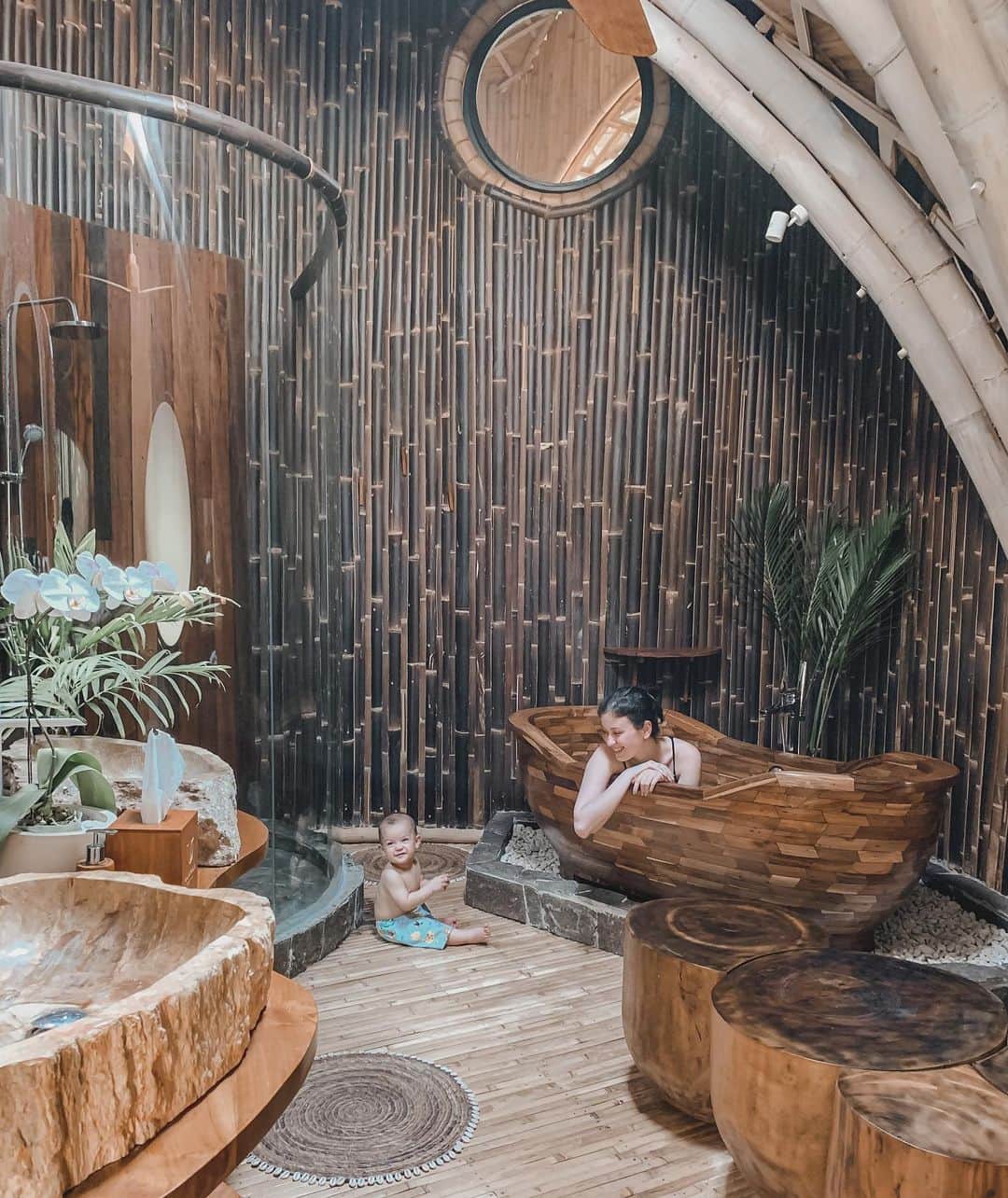 Kimberly Ryderのインスタグラム：「I want a bathtub just like this in my house. Please @edward_akbar? @ulamanbali 🤎」