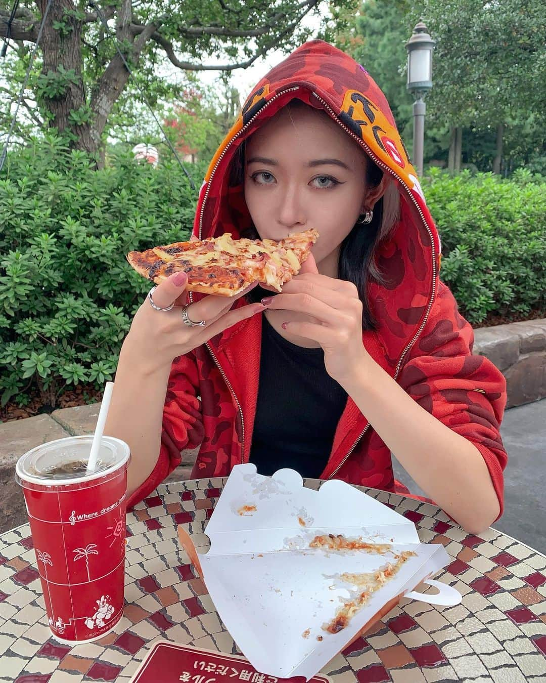 DJ KEIKOのインスタグラム：「Tokyo Disney Land🍕 . ディズニーランドはパイナップルのピザあるからいい感じ .  #disneyland」