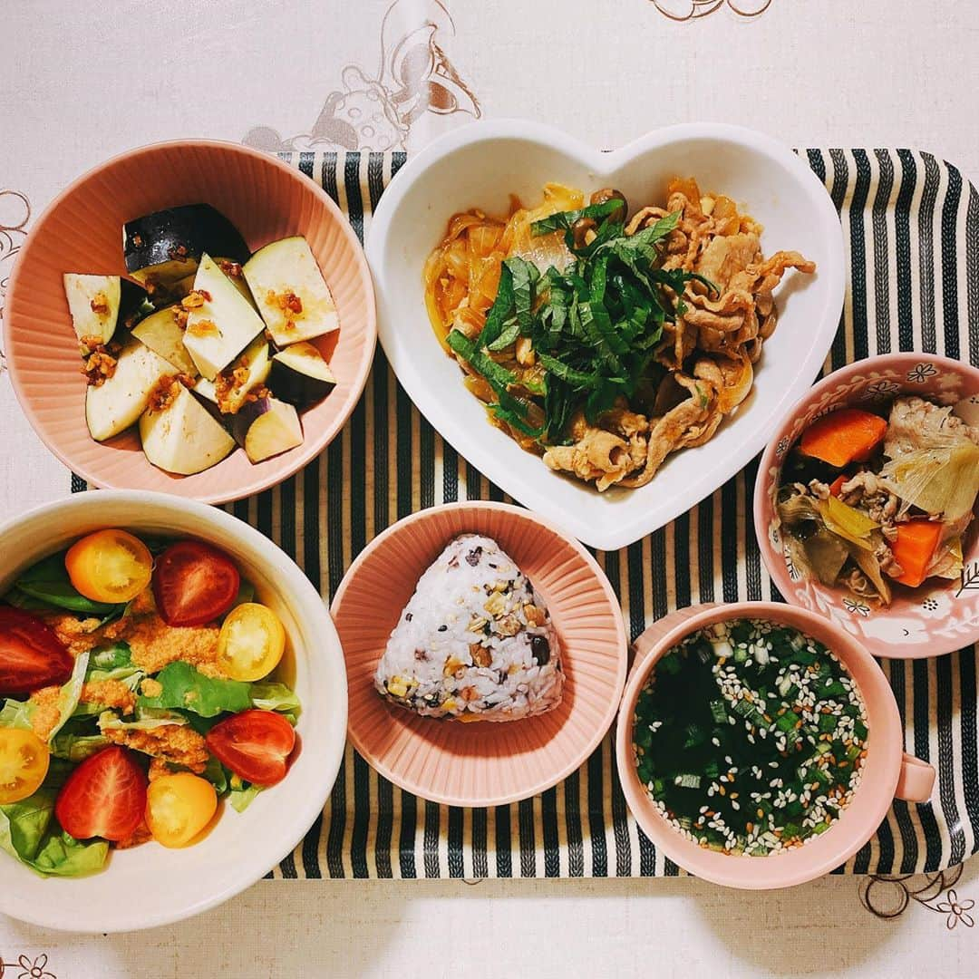 楠見藍子のインスタグラム：「本日の#おうちごはん🍙🍴( ¨̮ )✩ しょうが焼きもぐ( ˙༥˙ )もぐ またつくりすぎました。。 #ママ#ごはん#息子#男の子兄弟#5歳#1歳#OnigiriAction‬ ‪10/1-10/31まで、おにぎりにまつわる写真に #OnigiriAction を付けてSNSまたは特設サイト（onigiri-action.com）に投稿すると、協賛企業が寄付し、TABLE FOR TWOを通じて世界の子どもたちに給食５食が届きます🍙✨‬」