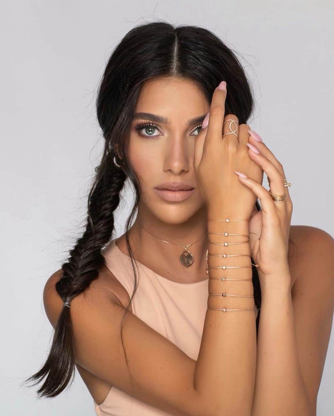のインスタグラム：「💎 are a girl’s best friend • the insanely beautiful @doreendotan rocking the pulled out fishtails」