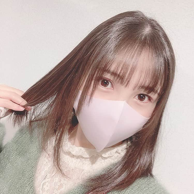 成田ひよりのインスタグラム：「#新橋 で #ぴよさんぽ 🐥 @lonalona_hairsalon さんで #髪質改善トリートメント ✨ . 全部で3回通って完了❣️ 投稿は1回目直後。 2枚めにBefore After載せてるよ。 . 最後は熱でタンパク質を定着させるとかとかで、 ストレート仕上げ🌟 . ちゅるんちゅるんの サラッサラで、ずっと手櫛してしまう🎀 . 髪色はもともと明るめって言われがちだけど、 1回でワントーン上がったって言われた😳 . ブリーチやカラーをしてる人は、 日本人の赤茶な色味が落ち着いて、 傷んだような色落ちが無くなるんだって✨ . 夏の紫外線でお疲れhairな方はぜひ💗 . 癖っ毛メンズにもおすすめだよ〜❣️ . . . #japan #lonalona #hair #salon #tokyo #treatment #髪質改善 #ストレート #クリニック #美容 #綺麗になる #艶髪 #トリートメント #気分が上がる #ぴよりむ」