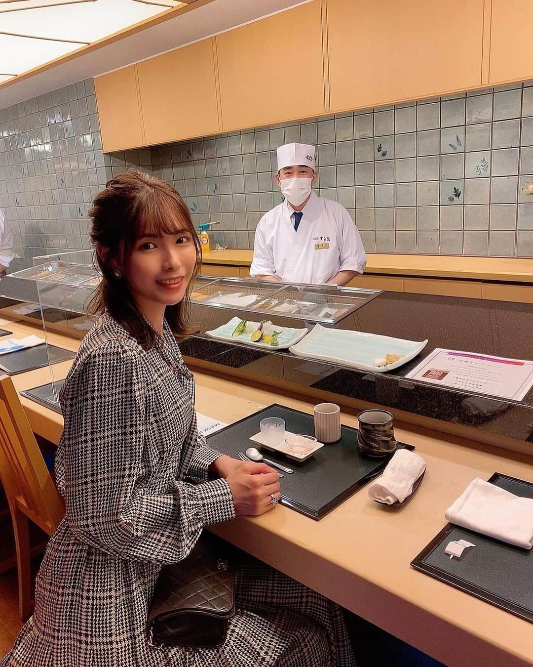 Yuika Matsuさんのインスタグラム写真 - (Yuika MatsuInstagram)「. .  お寿司はカウンターで食べると 一段と美味しいのは なんでだろう。。🤔 . . @kobe_portopiahotel 内にある お寿司🍣 " #すし萬 " 今ここで女性が気軽にカウンター席で楽しめる 期間限定プランがスタートしてます🥳 . . . 女性でも行きやすい嬉しい値段設定✌︎ . メニューはなく、 1人1人のお好みに合わせた 旬のネタや1品を提供して頂ける！ . . おすしは職人が旬のネタなどをおすすめし、 好みに合わせて握ってくれました。 これがまた全部美味しいんだ😭❤️ . . さらにネタに合う日本酒（3種）も セレクトして頂けましたよ😋 . . 目の前で職人が握るのを 見ながら、その時の旬なお魚を 美味しく頂けて 美味しいお酒も飲める 母と一緒にとっっても幸せな時間を過ごせました🍣 . . . 今の時期には#神戸ポートピアホテル まで お洒落をして お出かおけするのも楽しみの1つですよね😊 . . . . 期　間 2020年9月26日（土）～11月29日（日） ［除外日］毎週月・火曜日 定休日 . 料　金 お1人さま 8,000円（税・サービス料込） ※お2人さまでもご利用いただけます（女性限定） . . . この期間中にぜひ 神戸で　#憧れのすしカウンター を楽しんでください✨ 私も終わるまでにあと1回は 絶対に行きたいーーっ！！ . . . . . . #ホテルで粋体験 #ポートピアホテル  #神戸ホテル#ポートジェニック  #神戸ランチ#鮨#神戸#kobe#お寿司#すし #神戸グルメ#神戸観光」10月23日 21時52分 - yuika00802