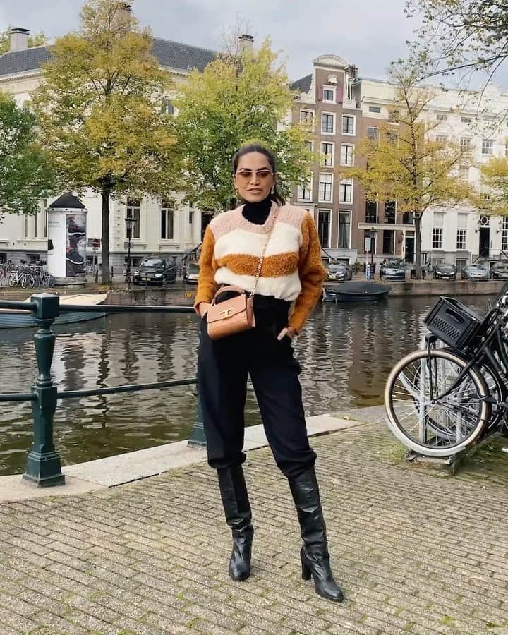Diipa Büller-Khoslaのインスタグラム：「So happy to announce the new campaign that @post.for.change has proudly launched with @theofficialselfridges called #ProjectEarth 🙌🏽🌍  #PROJECTEARTH, in a nutshell is a transformational sustainability initiative to change the way we shop by 2025. This entire look is by pre-loved items that I bought via @vestiaireco 🥰」