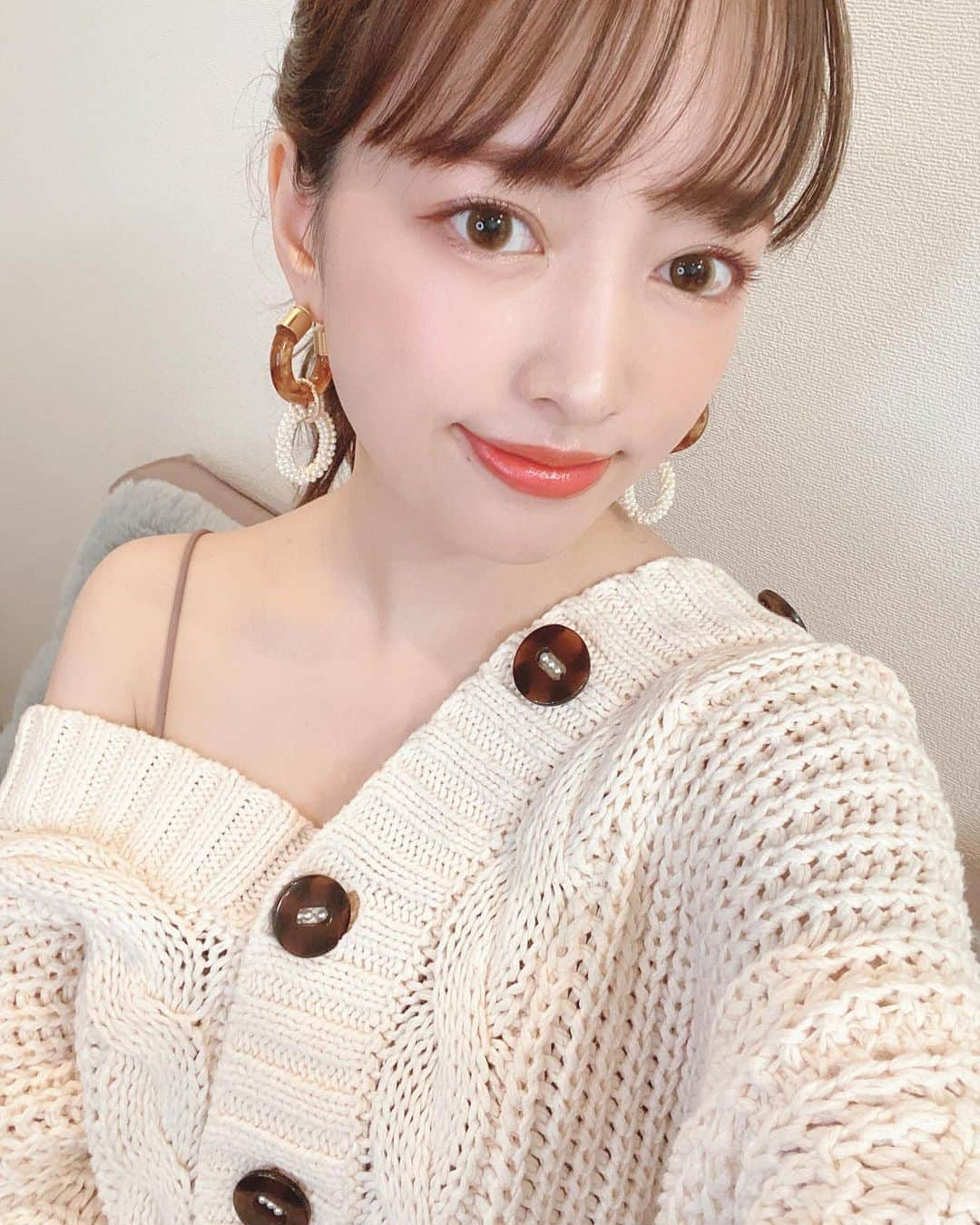 梛野里佳子さんのインスタグラム写真 - (梛野里佳子Instagram)「iPhone変えてわけわかめになってブログupできないの笑う😴😴  今日はやっとこさ、BIDOLの新作動画あげたよ☺️  全然違うタイプのメイクになったけど皆さんどっちがお好みでしょ〜？🧡  わいは完全こっち派🧡  しかし売り切れ多いのはピンクかな？  いつも世の中と真逆の方向に進んでる気がするよ…💁  #BIDOL #アイパレ #引き寄せアプリコット #強がりのピンクグレージュ #予感のアプリコット #youtube #オレンジメイク #メイク動画 #クリスマスコフレ」10月23日 21時54分 - naginorikako