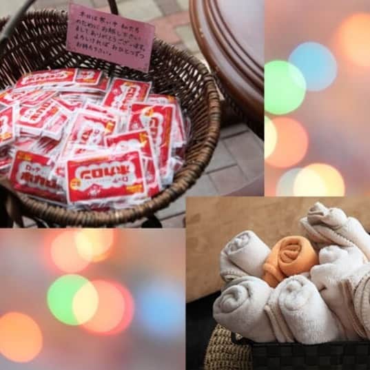 ウェディングカフェ/結婚式場無料紹介/富山・高岡・金沢・福井のインスタグラム：「ウインターウェディングの魅力♥️ 寒い時だからこそ出来るおもてなし💓  招待客の為、受付やガーデン入口に、カイロやブランケットを設置するだけでも、おふたりのちょっとした心遣いに、ほっこりした気分になりますね🥰   #結婚お役立ち情報﻿ ------------------------------------------ 花嫁様のお役立ち情報をお伝えしていきます❤️﻿ ﻿ 疑問に思うことや不安なのことは﻿ 気軽にご相談くださいね🍀﻿ ﻿ ▷▷▶︎ @kanazawa.weddingcafe﻿ ------------------------------------------ ﻿ #金沢結婚式#金沢結婚式場#金沢結婚#金沢結婚式実例#金沢結婚式場探し#金沢披露宴#金沢結婚式準備#金沢プレ花嫁#金沢花嫁#金沢市#金沢#金沢カフェ#金沢ランチ#金沢カフェ巡り#おしゃれ花嫁#おしゃれ花嫁さんとつながりたい#withコロナの結婚式#結婚式準備#結婚式#ウインターウェディング」