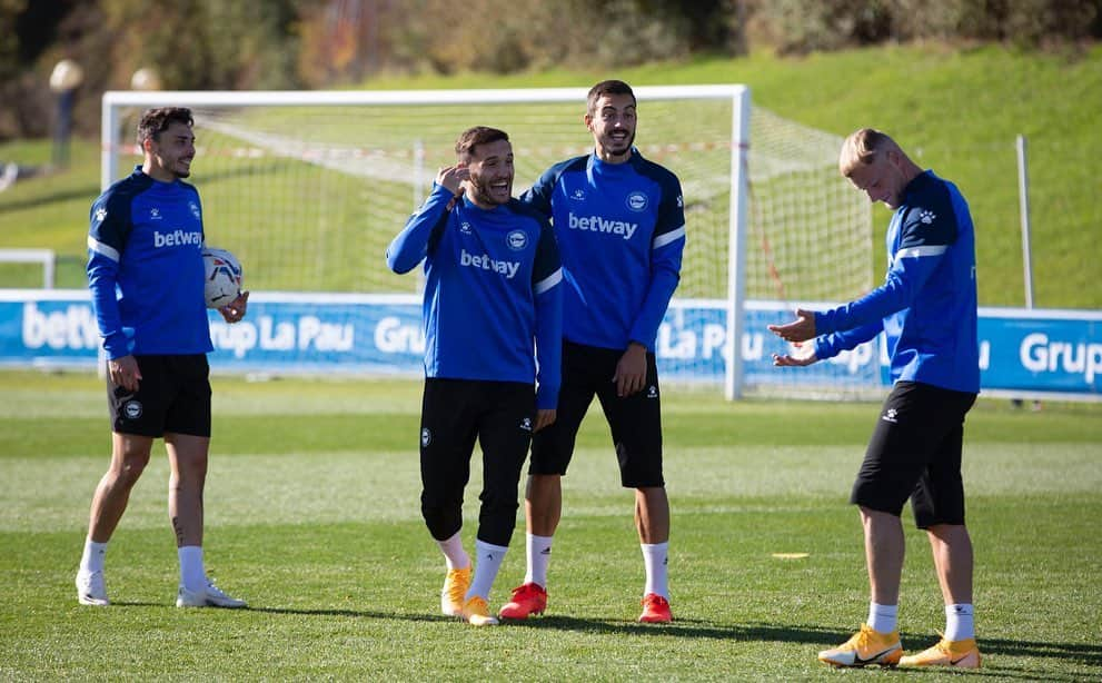 ルーカス・ペレスのインスタグラム：「⚽️JUNTOS ⚽️ #goazenglorioso 💪🏾🔵⚪️」