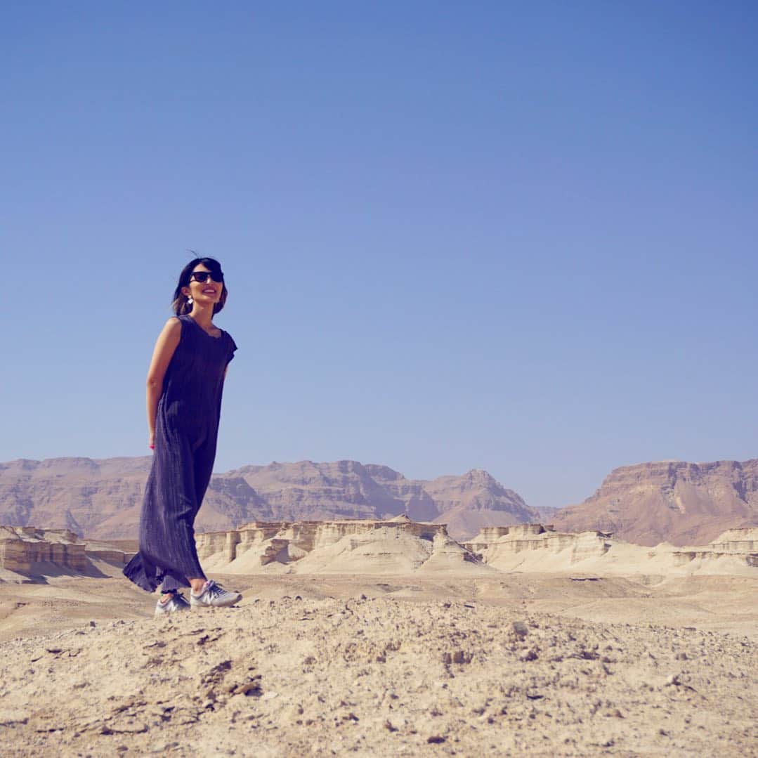 新田朝子さんのインスタグラム写真 - (新田朝子Instagram)「死海からの、砂漠。GAP。笑 Masadaというエリアだそうです。砂漠続きの道をドライブ🚗🌟これぞイスラエルって感じ？！途中には、ヨルダン🇯🇴の国境も見えました。島国生まれの日本人には不思議な感覚。 . #masada #israel #砂漠 #イスラエル #エルサレム #イスラエル在住 #エルサレム在住 #中東 #中東在住 #海外在住 #フリーアナウンサー #ホリプロアナウンス室 #ニュース#ラジオ #リポーター #リモートワーク #新田朝子#ブログ更新 #Ameba #YouTube @mite__official」10月23日 21時58分 - asako.nitta