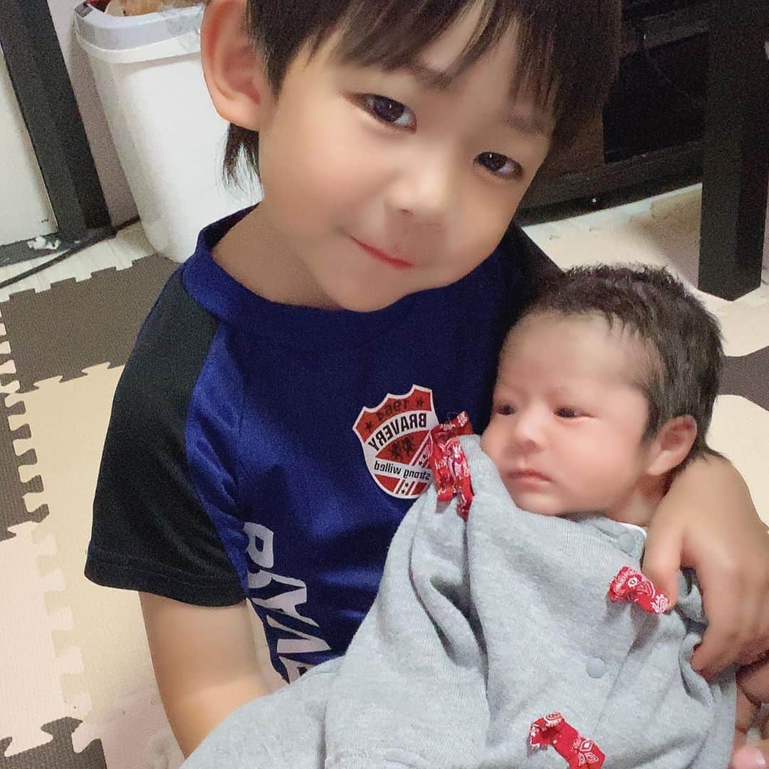あきるなさんのインスタグラム写真 あきるなinstagram 盛れてるお兄ちゃんと 妹を食べようとするお姉ちゃん 赤ちゃん 兄妹 姉妹 赤ちゃんのいる生活 子供 子供部屋 育児 育児日記 新生児 新生児フォト 家族 家族写真 家族の時間 ファミリー