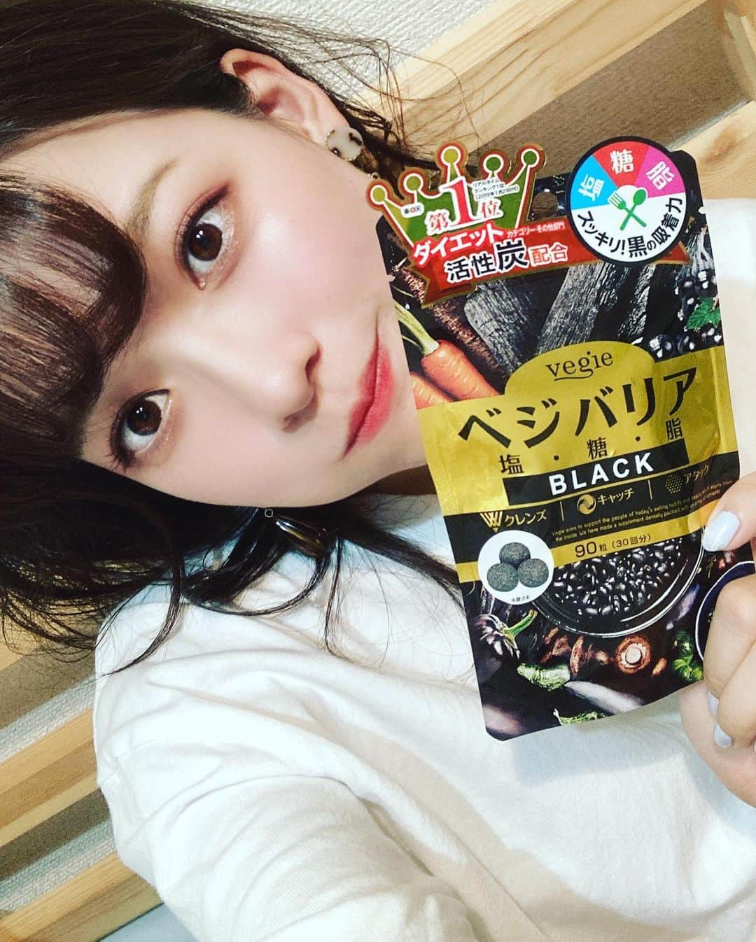 ぽんぬさんのインスタグラム写真 - (ぽんぬInstagram)「. . . . . .いきなりラーメンどーんっ . 今回はダイエットサポートサプリをモニターさせて頂いたよ！ . その名も ベジバリア塩糖脂ブラック🥦🍅 これは、野菜のチカラで美味しいものの「塩・糖・脂」をバリアしてくれるサプリメントだよ🛡  しかも毒素など不要なものを吸着しデトックスを促すと言われるチャコール（炭）も配合したダイエットサポートサプリ！  今月は忙しくて、ご飯を外食に頼っちゃうことが多かったけど、体重はむしろ減ってたからなんでだろーて思ったけど、ベジバリアのおかげかな？(｀・ω・´)  気になった人は試してみて𓀠  #置き換えダイエット #おこもり美容 #おこもりダイエット #ベジバリア塩糖脂ブラック #ベジバリアブラック #ベジバリア #塩糖脂 #ベジエ #ダイエット #ダイエット食品 #ダイエットサプリ #ダイエット生活  #ダイエット記録 #サプリメント #モニター企画」10月23日 21時59分 - pon__nu