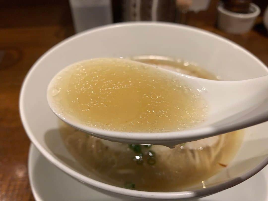 SUSURUさんのインスタグラム写真 - (SUSURUInstagram)「創作麺工房 鳴龍@大塚 塩拉麺 久しぶりの鳴龍さん🎉 お水に詳しい方とご一緒させていただきました。 多種多様なおつまみをアテにお酒を飲んで、シメの一杯！ 表面に散らされた海老の香りと風味を感じつつ、スープは貝などの海の美味しさが押し寄せる、潮味が芳醇な一杯🍤🐚🐟 旨味スープに合わせる自家製麺はつるりと喉越しよく、ストローク長めな平打ち麺！ スープの持ち上げも抜群です🍥 大判チャーシューも噛むとジュワッと肉の美味しさが溢れ出て最高！ 大満足なディナーとなりました🍜 #susuru_tv  #創作麺工房鳴龍 #鳴龍 #大塚 #東京 #塩拉麺 #うまい  #ラーメン #らーめん #ramen #ラーメン部 #ramennoodles #毎日ラーメン生活 #麺スタグラム #japaneseramen #japanramen #foodstagram #foodie #noodles #instanoodle #instaramen #instafood #susururecommended #塩ラーメン #東京ラーメン #ミシュラン #ミシュランラーメン」10月23日 22時00分 - susuru_tv