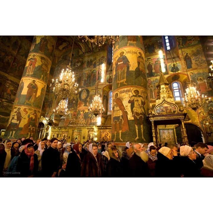 Gerd Ludwigのインスタグラム：「Resplendent icons of saints oversee Mass at the restored 15th-century Assumption Cathedral in Russia’s Kremlin. Historic seat of the Russian Orthodox Church, the cathedral—where emperors once worshipped—became a museum during the communist era.  This image is one of my sixty photographs on display at Festival La Gacilly-Baden Photo in Austria, which only runs for three more days, through October 26. Now is your final chance to see my two exhibitions, “The Long Shadow of Chernobyl,” and “Moscow - Winds of Change,” along with many other striking exhibits outdoors among the town and gardens of Baden.  @thephotosociety @fotofestivalbaden #festivallagacillybaden #moscow #russianorthodox」