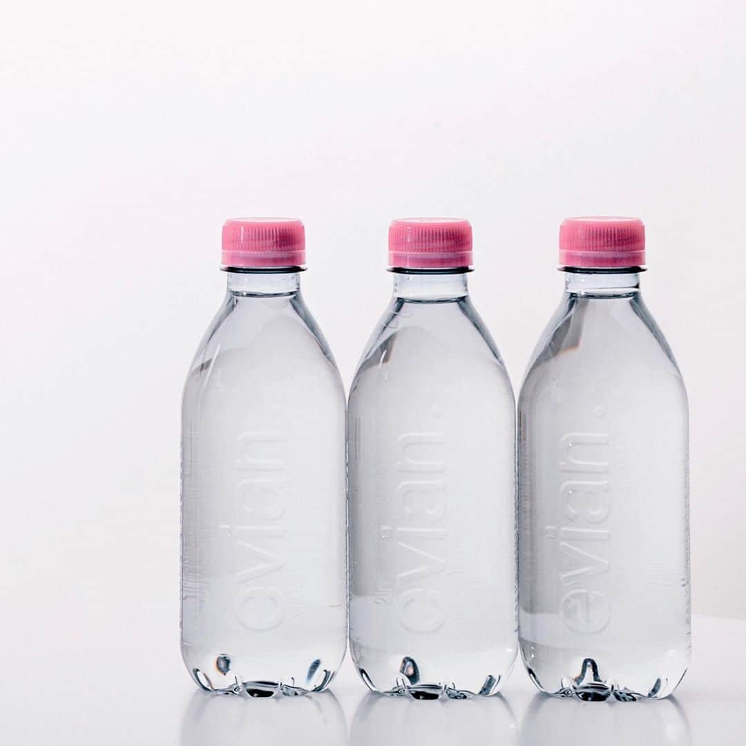 evianのインスタグラム：「No label. ✅ Same evian water. ✅  Our latest label-free bottle – 100% recycled* and 100% recyclable – is a  key step towards our 2025 objective to become a fully circular brand.  Stay tuned. There's more to come on the sustainability horizon. 👀  You can find these in France at select @cojeanrestaurants, at @lagrandeepicerie, on evianchezvous.com and soon in select stockists in Southern Asia.  *excluding cap  #evian #evianwater #evianlabelfree #weactforwater」