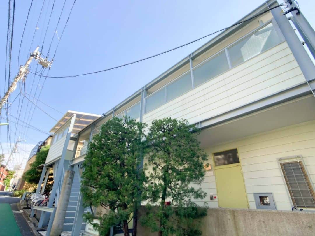 せたがやクラソンのインスタグラム：「『変化する街の庭付き2DK 101』﻿ ﻿ ・小田急線世田谷代田駅 徒歩5分 ・11.8万円・41.82㎡・2DK ___________________________________________________________________﻿  小田急線「東北沢駅」〜「世田谷代田駅」に生まれた新しい“街”「下北線路街」。 今回ご紹介のお部屋のある「世田谷代田エリア」にも注目のテナントがぞくぞくとオープン。今後もっともっと「住みたい！」と思う人が増えそうな、注目のエリア。  お部屋はちょっぴりPOPな外観とは裏腹に、 和室と洋室が1部屋ずつ、昔ながらの2DK。  一番の特徴としては1階ならではの特権、お庭がついていること。 個室のどちらからもお庭を望め、気候が良い時は窓をあけ、 腰掛けてお茶したり、窓辺でお昼寝するなんてもの良いかもしれません。 太陽浴びると元気になりますよね。  ▼この物件の詳細、﻿ そのほかのお部屋はプロフィールのリンクから﻿ @setagayakurasson﻿ ___________________________________________________________________﻿ ﻿ 「オンラインでお部屋探し」スタートしました！ ご相談お待ちしております。 ﻿ ﻿https://setagayakurasson.com/online _____________________________________________________________________﻿ ﻿ #せたがやクラソン #せたがやンソン #賃貸 #お部屋探し #オンラインお部屋探し #引っ越し #内見 #部屋 #ワンルーム #ひとり暮らし #ふたり暮らし #好きな街 #暮らしを楽しむ #キッチン #家具 #世田谷 #賃貸インテリア #リノベーション  #コンシェルジュ #世田谷のお部屋探し  #小田急線 #世田谷代田 #下北線路街 #下北線路街bonustrack  #庭のある暮らし  #お昼寝したい  #2dk賃貸  #生活 #ていねいな暮らし」