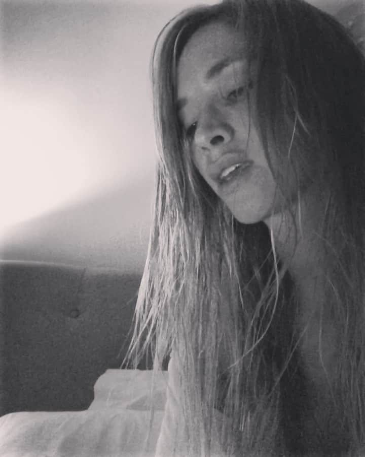 ブルック・バトラーのインスタグラム：「A little pitchy, a little acne, wet hair, alone in my room, doing what I love. 🖤」