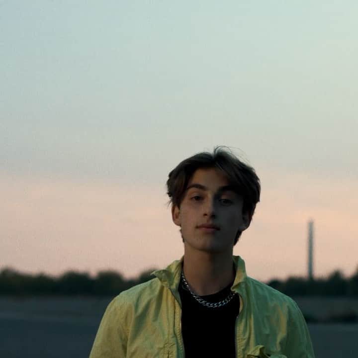 ジョニー・オーランドのインスタグラム：「MY SOPHOMORE EP ITS NEVER REALLY OVER OUT NOW !!!!   after a year & a half of working on this project it’s finally yours. i hope these songs can make u feel something & help u as much as they have helped me. these are the most genuine songs i’ve ever made....new era starts now #INRO ☁️  ty: @louisschoorl @whatupcal @darianorlando @sheispompom @jfinkelz @soranatole @mikewise1117 @princedcf @jeffhazin1 @virginiatovegas @samfischer @jax @nickiadamsson @shawnomarino @jameeeezy @ziggy_chareton @jeffreyremedios @umusic @islandrecords @islandrecordsuk」