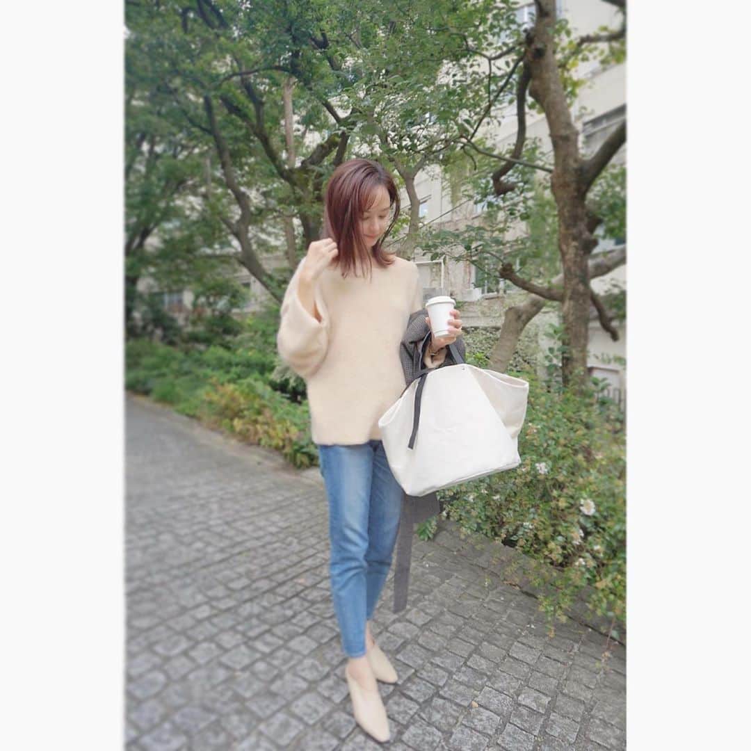 乙黒えりのインスタグラム：「デニムコーデ  最近デニム離れをしてたんだけど、久しぶりにデニム。 レッドカードのデニムは初めてだけど、動きやすかった！ デニムとニットって組み合わせは楽で、コーデに悩まないママ的必須アイテム #knit @blanc_official.jp  #denim @redcardtokyo  #shoes @style_mixer  #デニムコーデ#ママコーデ#ママファッション#ニット」