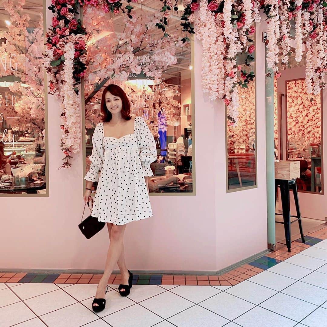 畑田亜希さんのインスタグラム写真 - (畑田亜希Instagram)「シンガポールはなかなか可愛いお洋服屋さんが少なくて、、、 いつもonline shopping に助けられてます❤️ ・ その中でもお気に入りの @revolve 👗 今回も可愛いの見つけました💕 ・ 背中もまた可愛い😍 ・ 今なら日本で1万円以上購入で送料無料みたいです🙌ぜひ💜 ・ #2020 #sg #singapore #revolve #revoleveme  #リボルブクロージング #fashion  #onlineshop #onlineshopping」10月23日 13時12分 - akihatada
