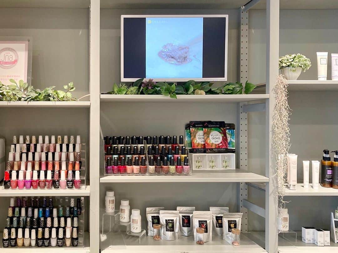 のインスタグラム：「⁣全店 ポリッシュ(マニキュア)コースもございます💅🏻 ⁣ お好きなカラー🎨お持ち込みも可能です🙆🏼‍♀️⁣ ⁣ 📷 @spanail_atre_takeshiba⁣ #スパネイルアトレ竹芝店⁣ ⁣ ⁣ 🟫ネット予約のメニュー選択⁣ 【ハンド】⁣ ケア&ポリッシュ(マニキュア)コース 4200円⁣ ✤ケアはお湯を使ったウォーターケアです⁣ ⁣ 🟥スパネイルアトレ竹芝店⁣ 🕚11:00～21:00⁣ 📞03-5422-1408⁣ ⁣ ●JR・モノレール⁣ 「浜松町駅」北口から徒歩約6分⁣ ●地下鉄大江戸線・浅草線⁣ 「大門駅」B1出口から徒歩約7分⁣ ●ゆりかもめ⁣ 「竹芝駅」から徒歩約3分⁣ ⁣ #コロナ対策店⁣ #アトレ竹芝⁣ #ウォーターズ竹芝⁣ #竹芝ネイルサロン⁣ #浜松町ネイルサロン⁣ ⁣ ┈┈┈┈┈┈┈┈┈┈┈┈┈┈┈┈┈┈┈┈⁣ 各店オリジナルのキャンペーンもございます✩࿐⁣ 各店SNSやホームページのキャンペーン情報もご確認ください。⁣ 🔗https://www.nailquick.co.jp/campaign/⁣ ⁣ ⁣ 📲ストーリーやハイライトも是非みてください🤲🏻⁣ ⁣ ﻿⁣ ⊰ 感染防止対策 ⊱⁣ ﻿﻿﻿ネイリストとお客様の間にパネルを設置しています。⁣ スタッフは、マスク、ゴーグル（またはメガネ、フェイスシールドのいずれか）手袋を着用、手袋はお客様毎に交換いたします。 ⁣ ⁣ ご来店時、お客様には検温と「感染対策チェックシート」のご確認、マスクの着用、手指消毒、施術中にスマートフォン等をお使いになる場合は、スマートフォンの消毒もお願いしております。⁣ ⁣ 安全・安心への取り組みとお客様へのお願い⁣ 🔗 https://www.nailquick.co.jp/campaign/kansentaisaku/⁣ ⁣ ご不便をお掛けしますが、ご理解・ご協力を賜りますよう、お願い申し上げます。⁣ ┈┈┈┈┈┈┈┈┈┈┈┈┈┈┈┈┈┈┈┈⁣ ⁣ ⁣ #ネイルアート #ジェルネイル #ネイル好きな人と繋がりたい #マニキュア #ポリッシュ #マニキュアもあるネイルサロン #シンプルネイル #ネイル #上品ネイル #持込ネイル #持込カラー #大人かわいいネイル #おしゃれさんと繋がりたい #ネイルケア #nailquick #gelnails #polish #manicure  #nail #naildesigns #fallnails  #autumncolors #네일아트 #젤네일」