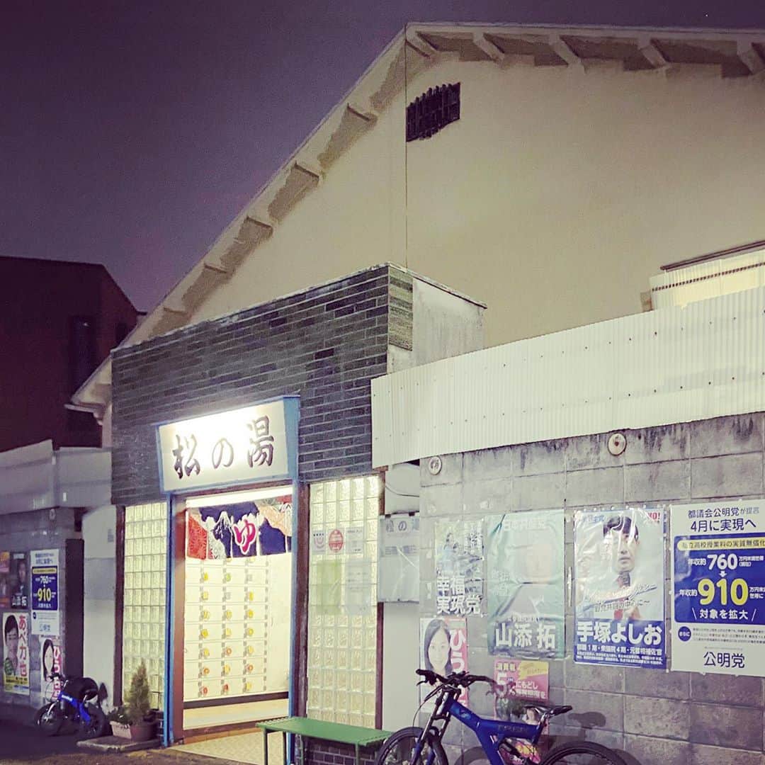 のインスタグラム：「銭湯アーカイブ。世田谷区奥沢の松の湯。レトロな宮造り番台銭湯。ペンキ絵は中島氏の富士山。2019/5/15。深風呂の温度計が48度を指すも体感は45度ぐらい。円形のジェット風呂など3種の湯船。#リハビリ銭湯 #銭湯 #ゆっポくん #風呂 #bath」